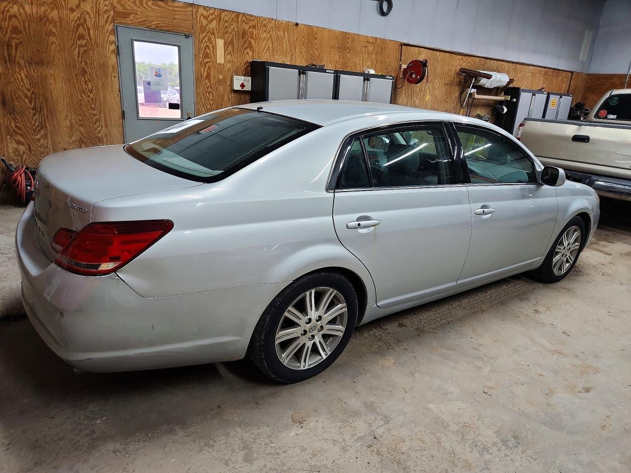 2006 Toyota Avalon Limited Silver vin: 4T1BK36B46U132169