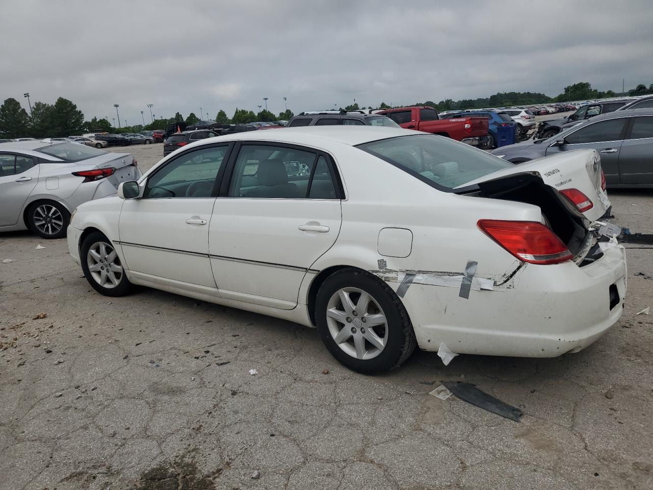 2005 Toyota Avalon Xl White vin: 4T1BK36B65U008371