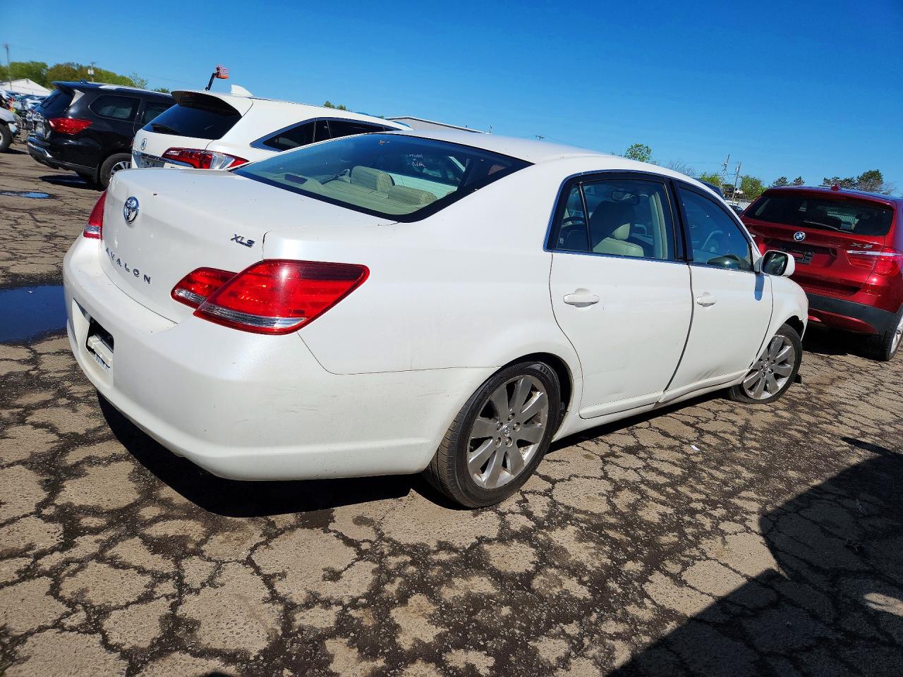 2005 Toyota Avalon Xls White vin: 4T1BK36B65U012775