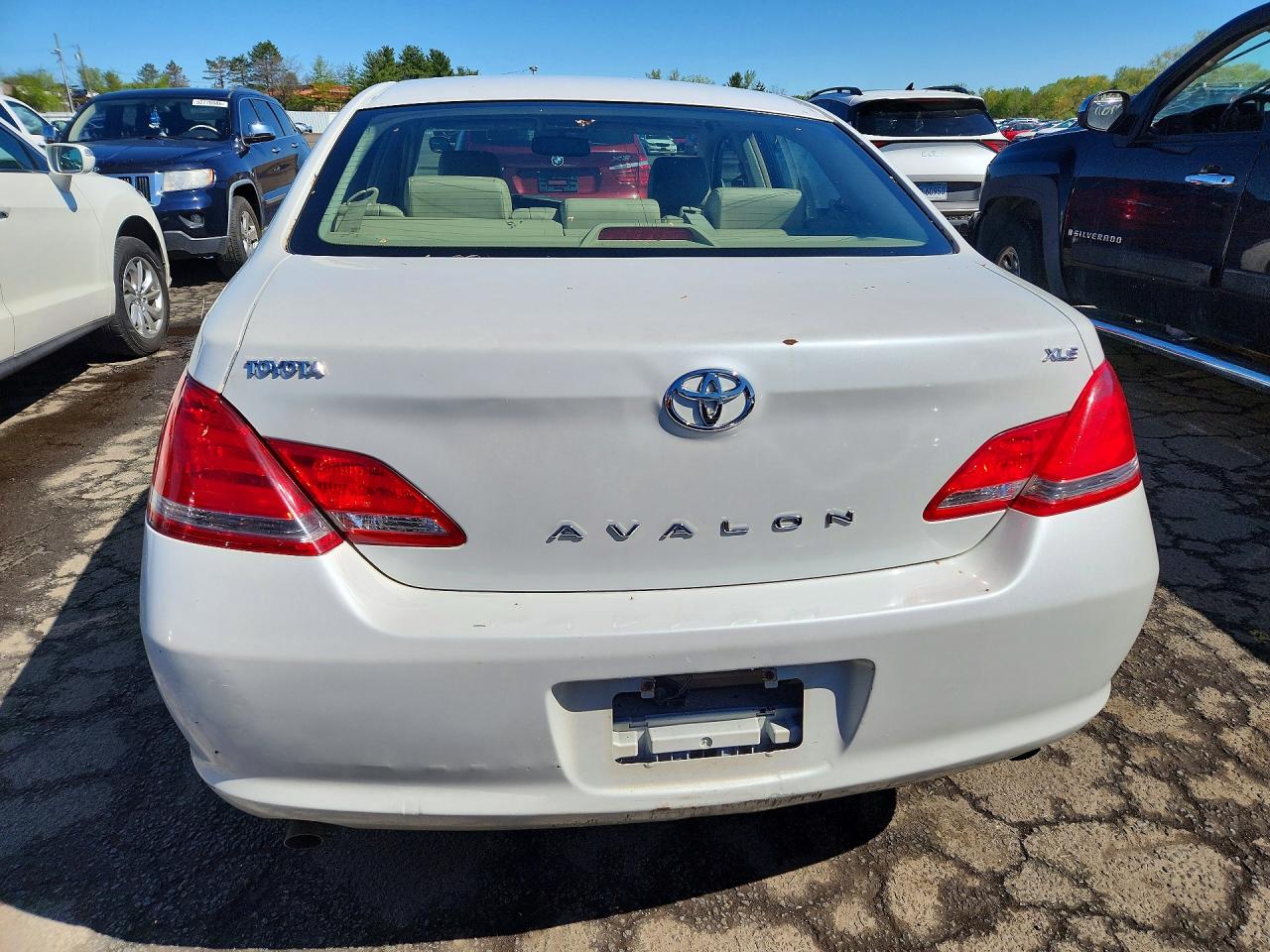 2005 Toyota Avalon Xls White vin: 4T1BK36B65U012775