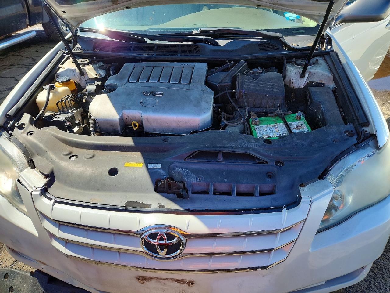 2005 Toyota Avalon Xls White vin: 4T1BK36B65U012775