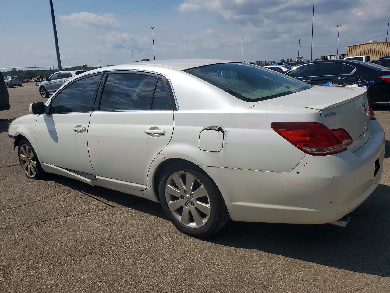 2005 Toyota Avalon Xls White vin: 4T1BK36B65U041578