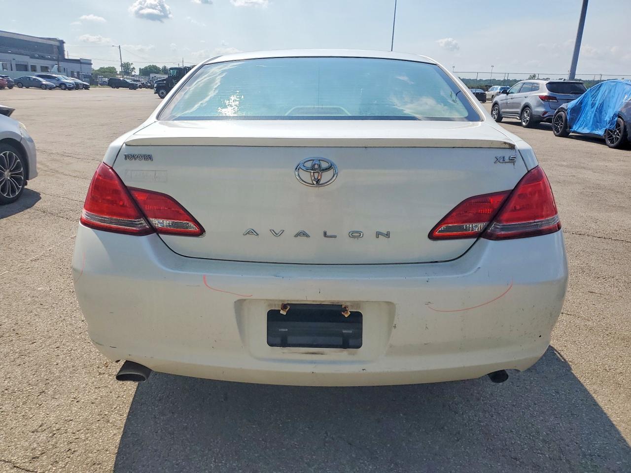 2005 Toyota Avalon Xls White vin: 4T1BK36B65U041578