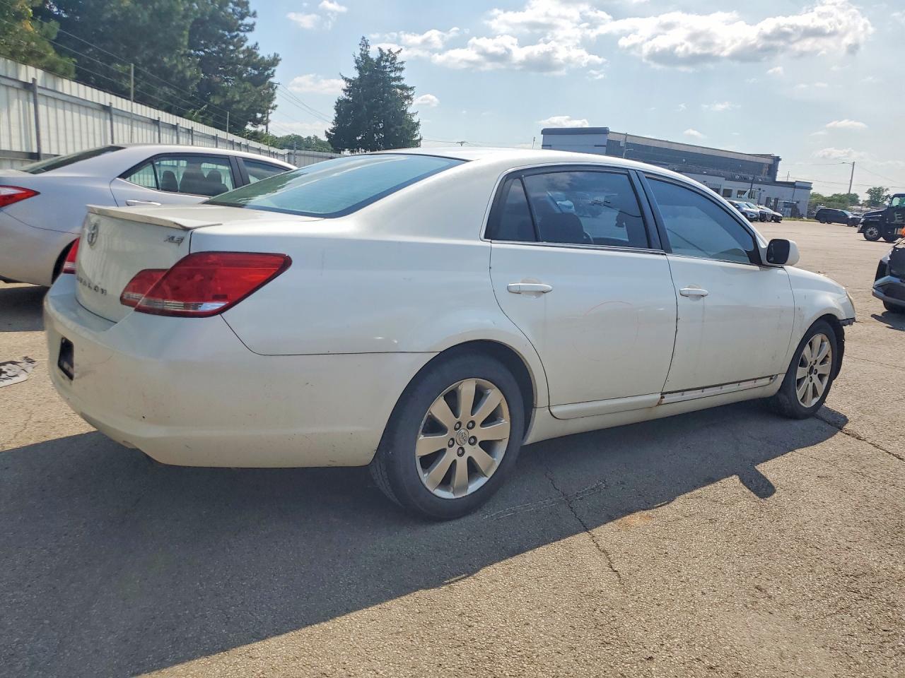2005 Toyota Avalon Xls White vin: 4T1BK36B65U041578