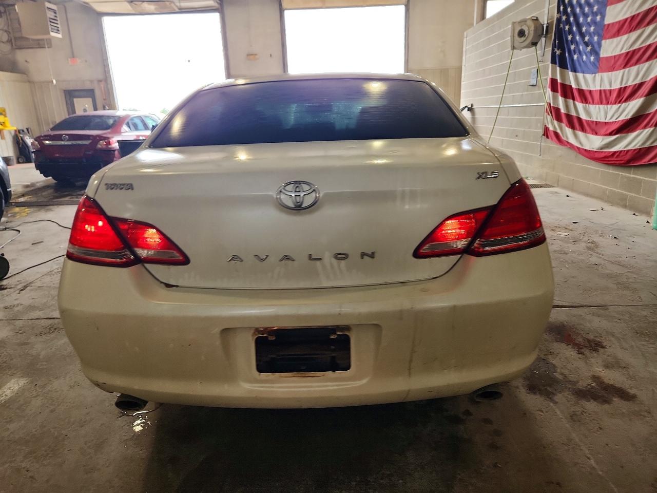 2005 Toyota Avalon Xls White vin: 4T1BK36B65U048191