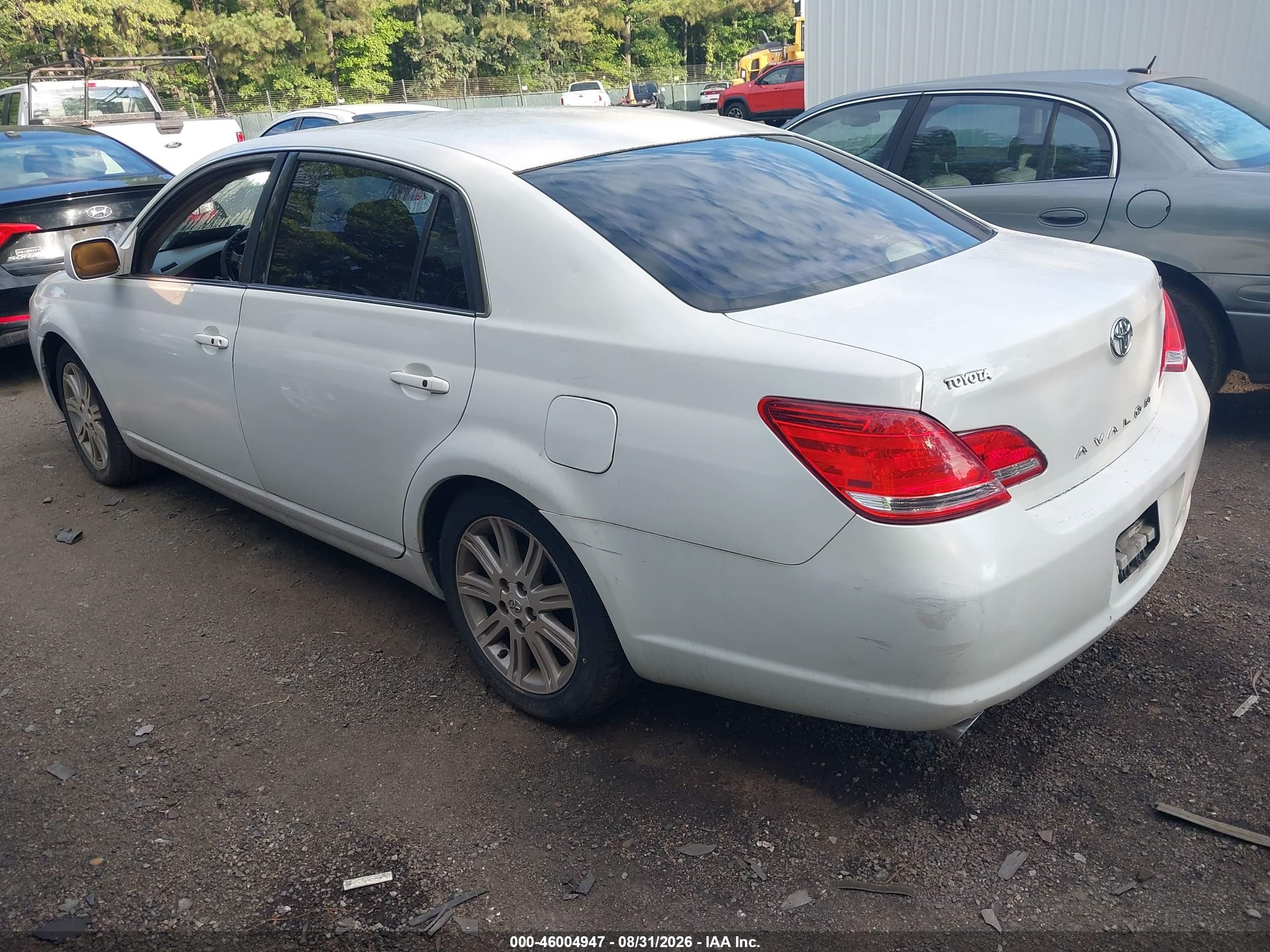 2005 Toyota Avalon Limited White vin: 4T1BK36B75U056526