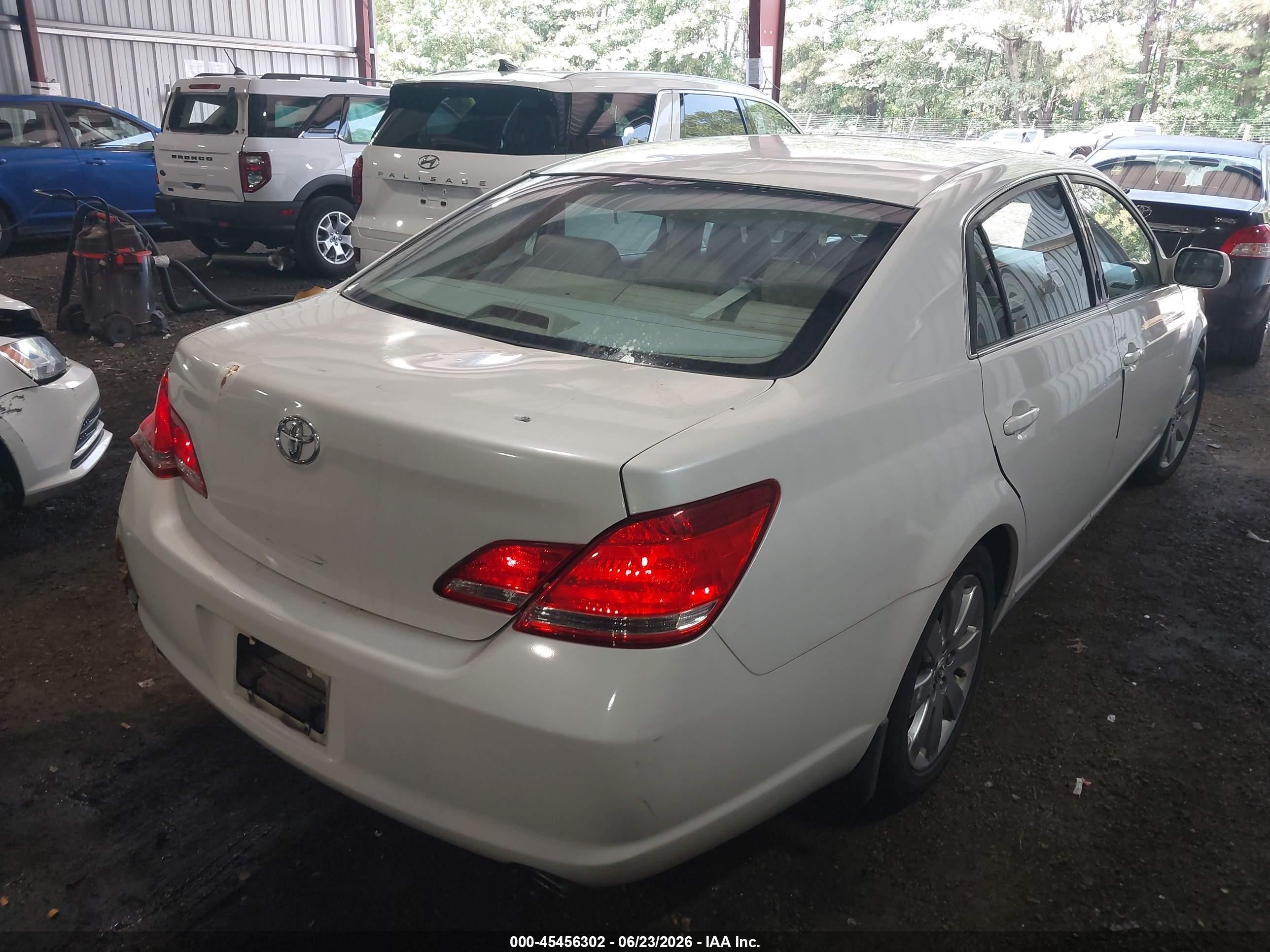 2005 Toyota Avalon Xls Белый vin: 4T1BK36B85U024331
