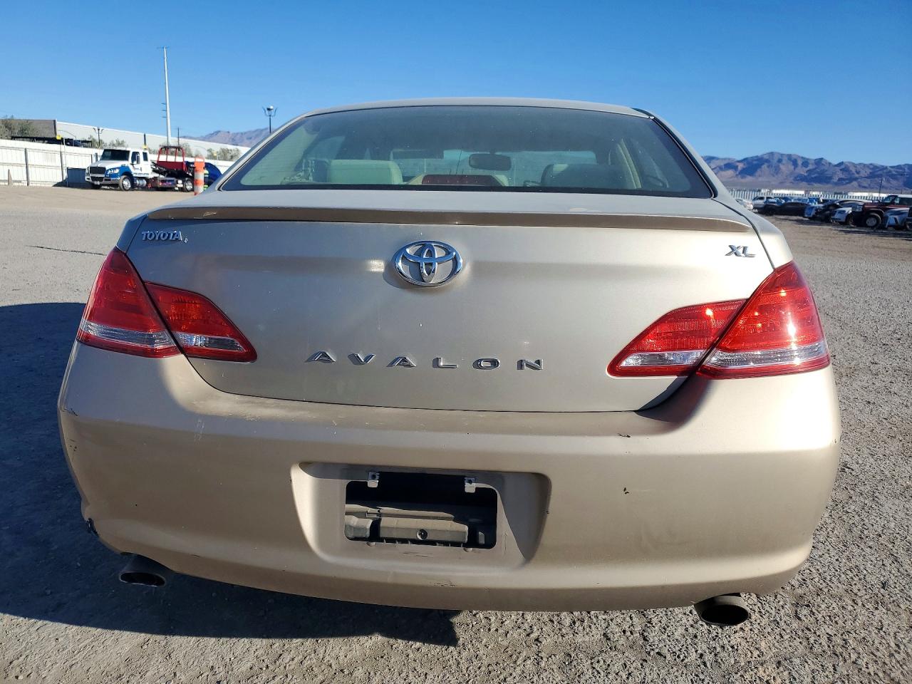 2005 Toyota Avalon Xl Gold vin: 4T1BK36B95U017906