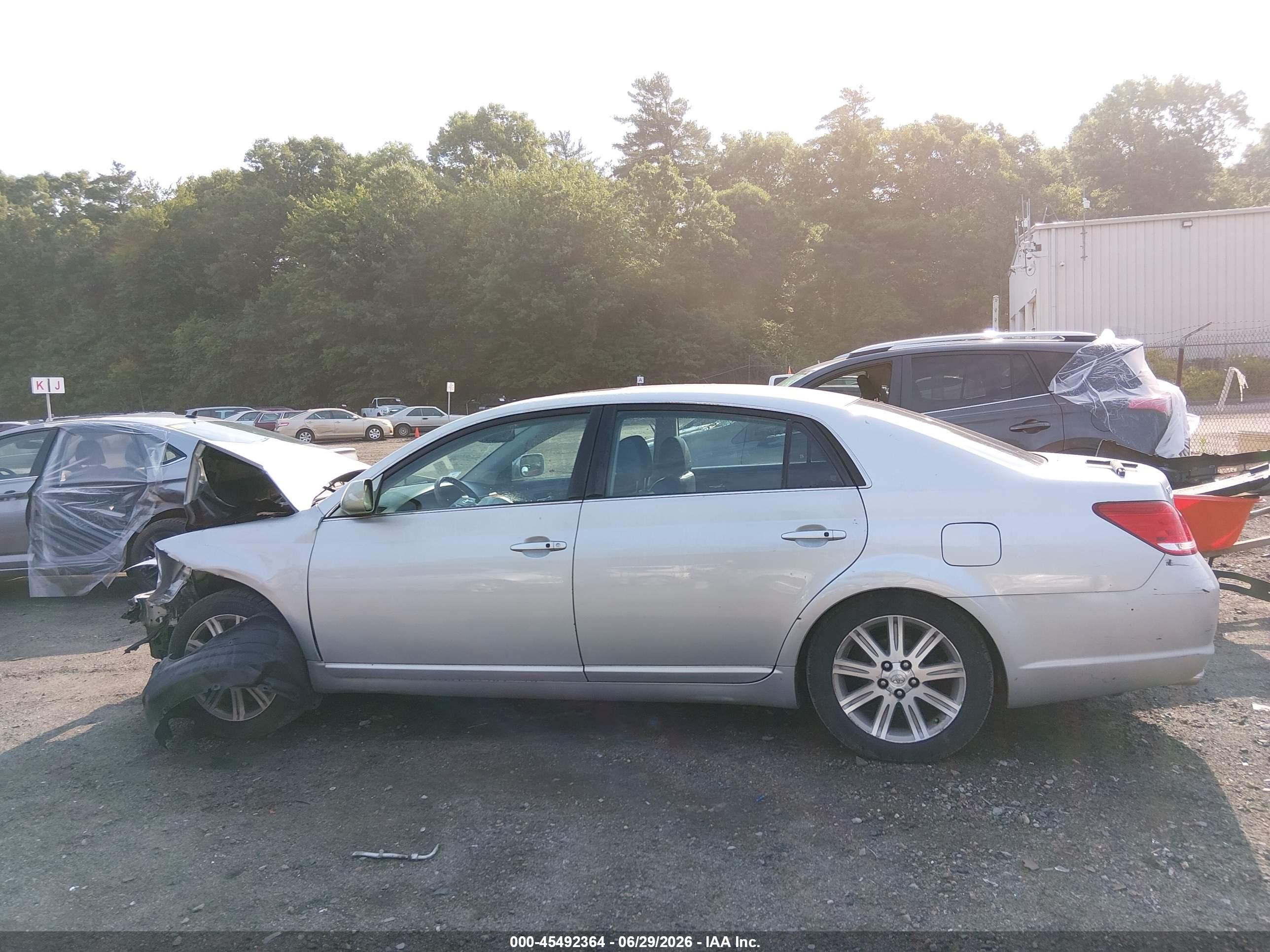 2005 Toyota Avalon Limited Silver vin: 4T1BK36B95U046550