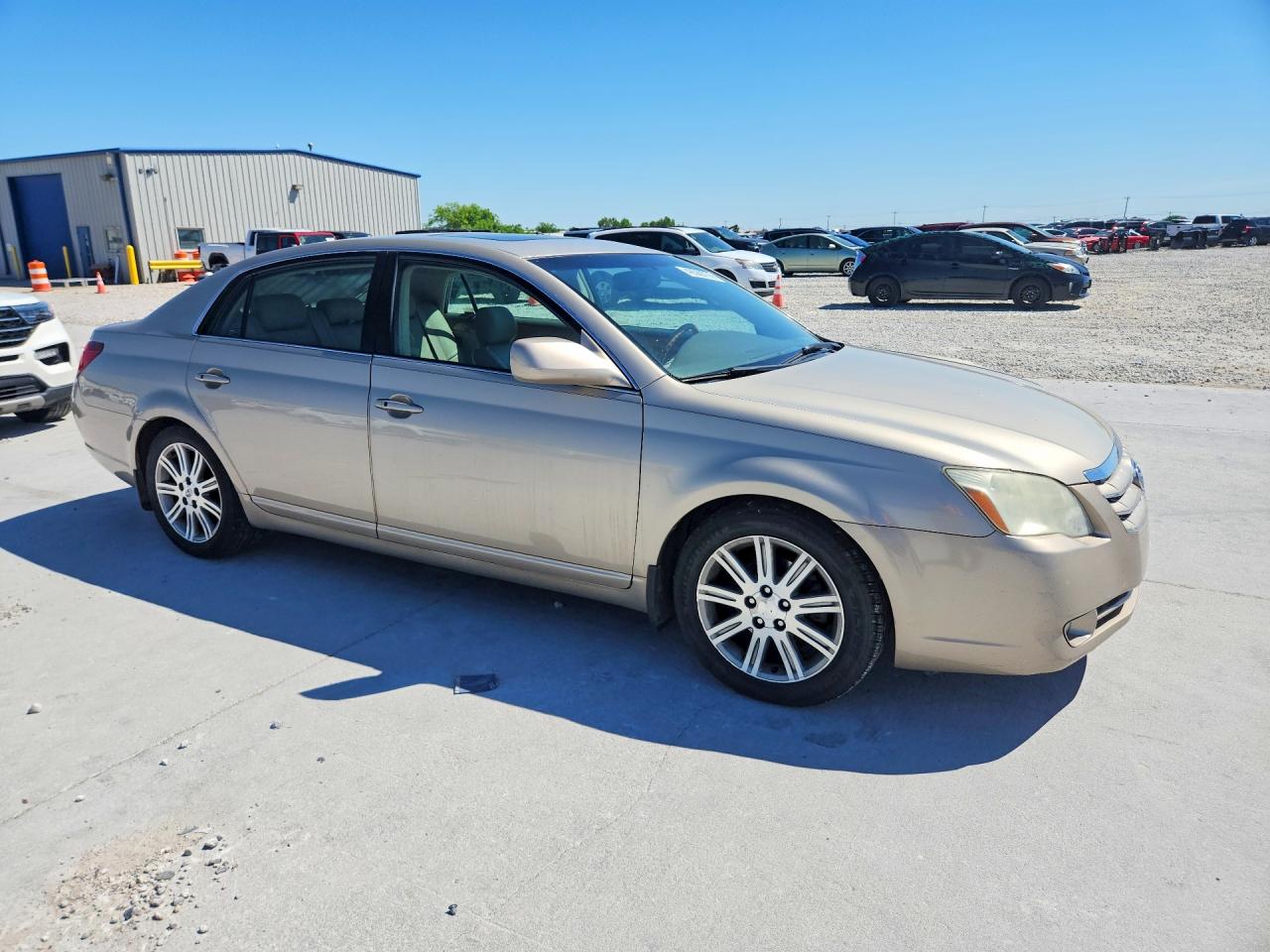 2005 Toyota Avalon Limited Золотой vin: 4T1BK36B95U047097