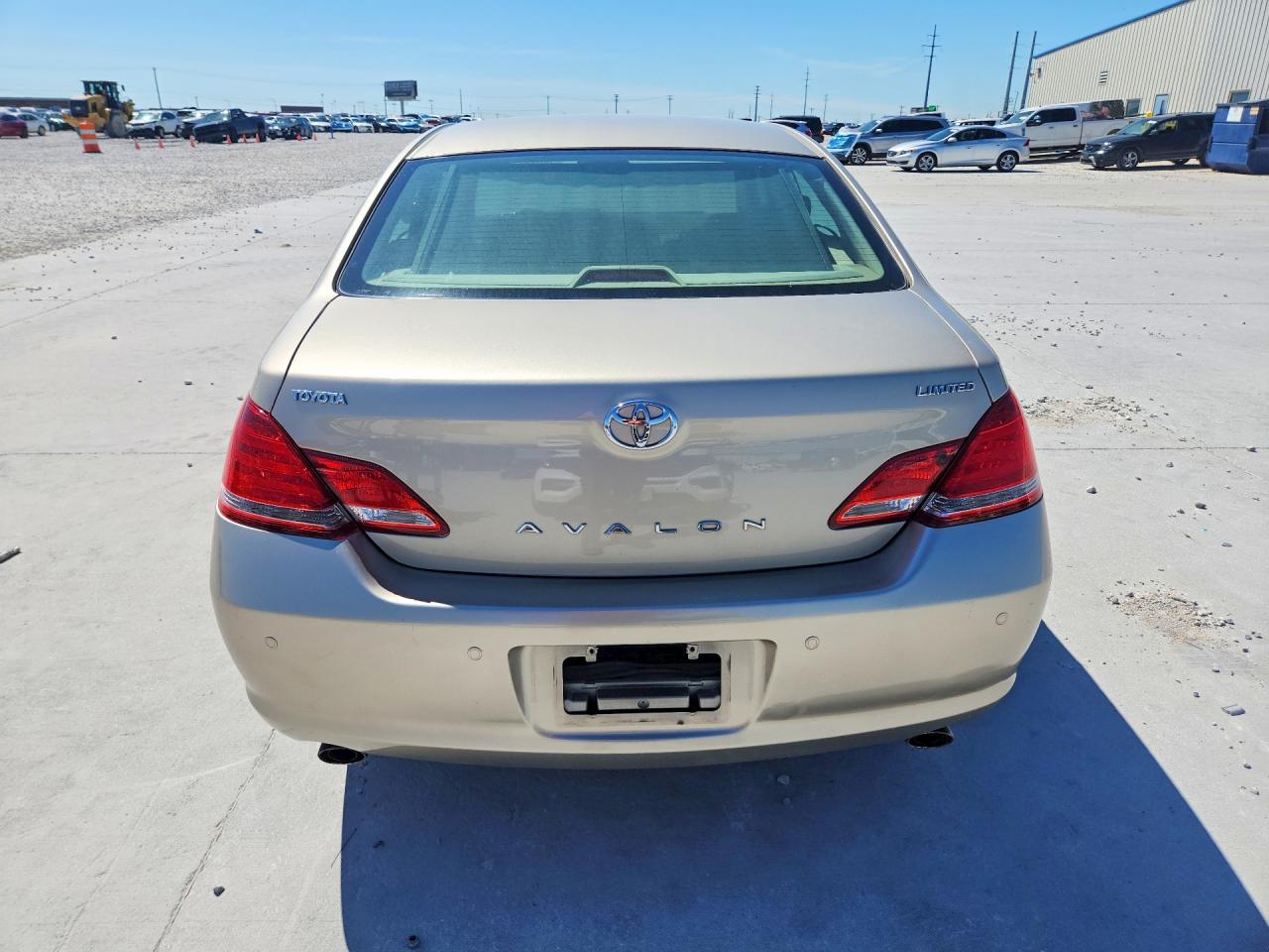 2005 Toyota Avalon Limited Золотой vin: 4T1BK36B95U047097