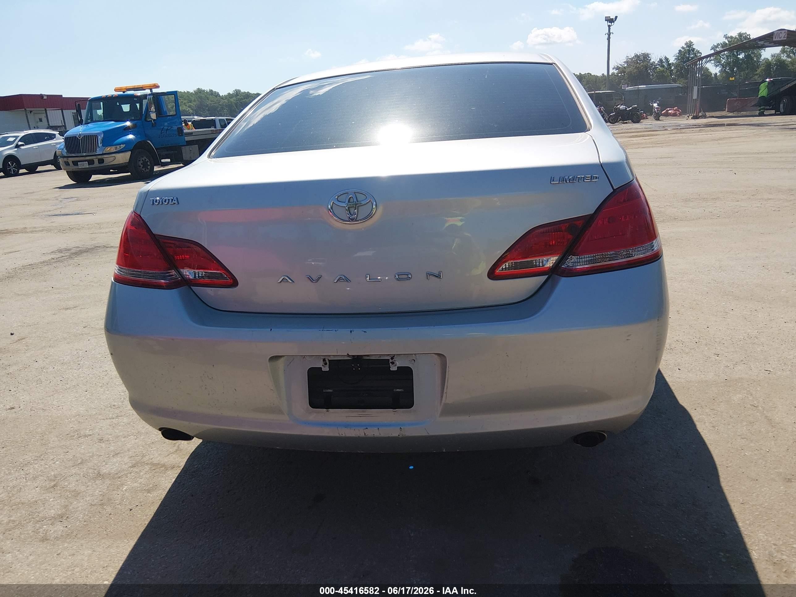 2005 Toyota Avalon Limited Silver vin: 4T1BK36B95U050467