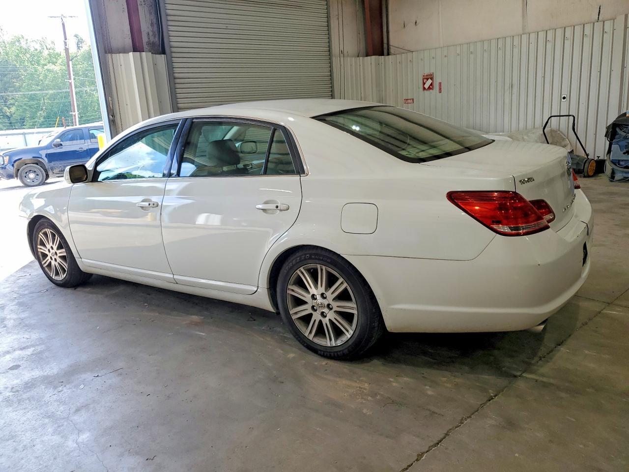 2005 Toyota Avalon Limited White vin: 4T1BK36B95U052669
