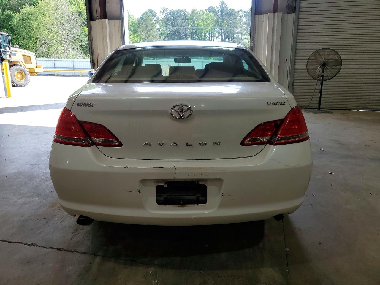 2005 Toyota Avalon Limited White vin: 4T1BK36B95U052669