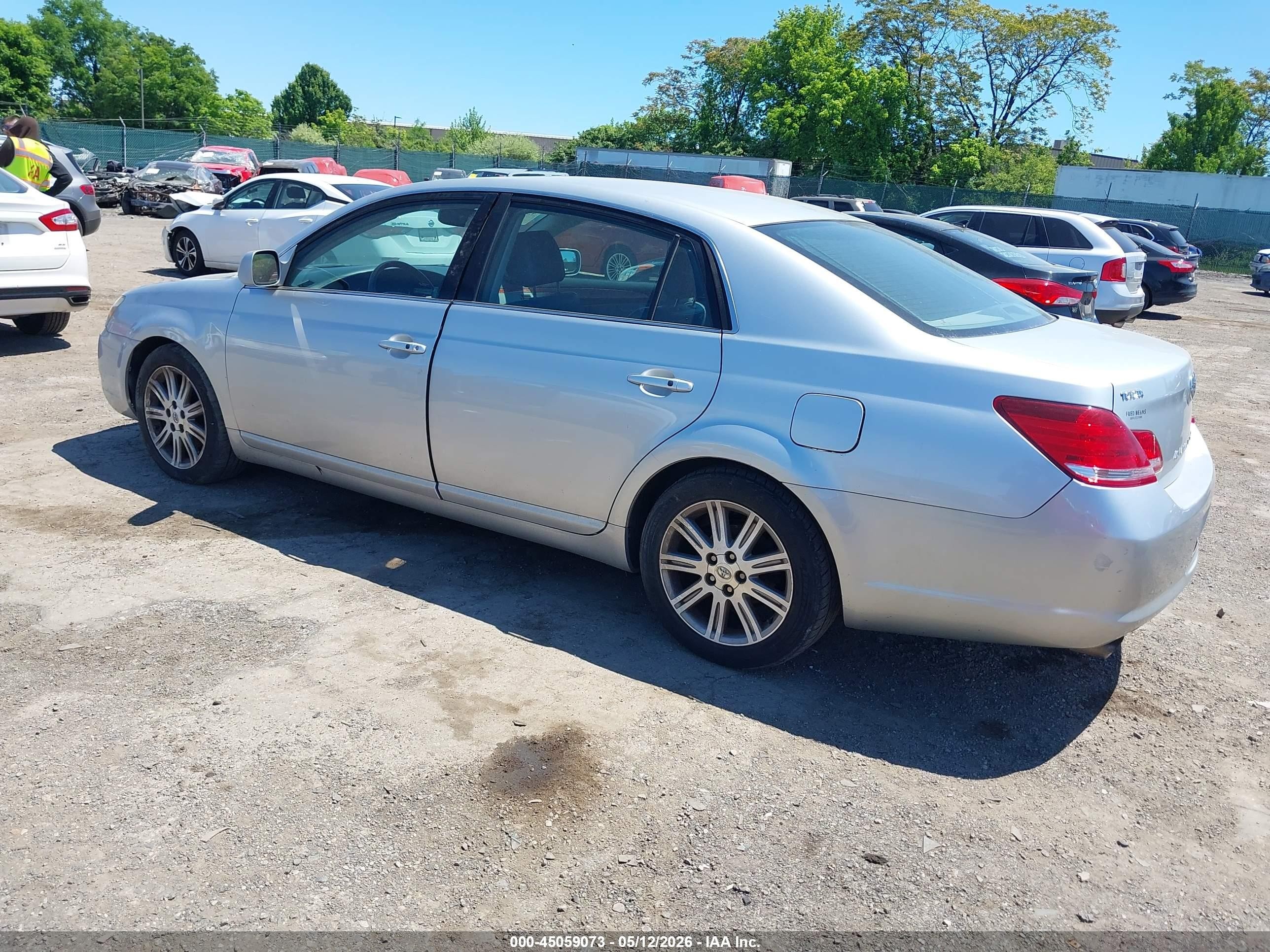2005 Toyota Avalon Limited Серебряный vin: 4T1BK36B95U055717