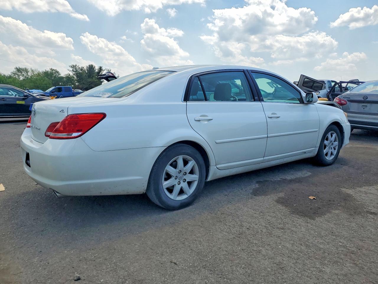 2010 Toyota Avalon Xl White vin: 4T1BK3DB0AU362075