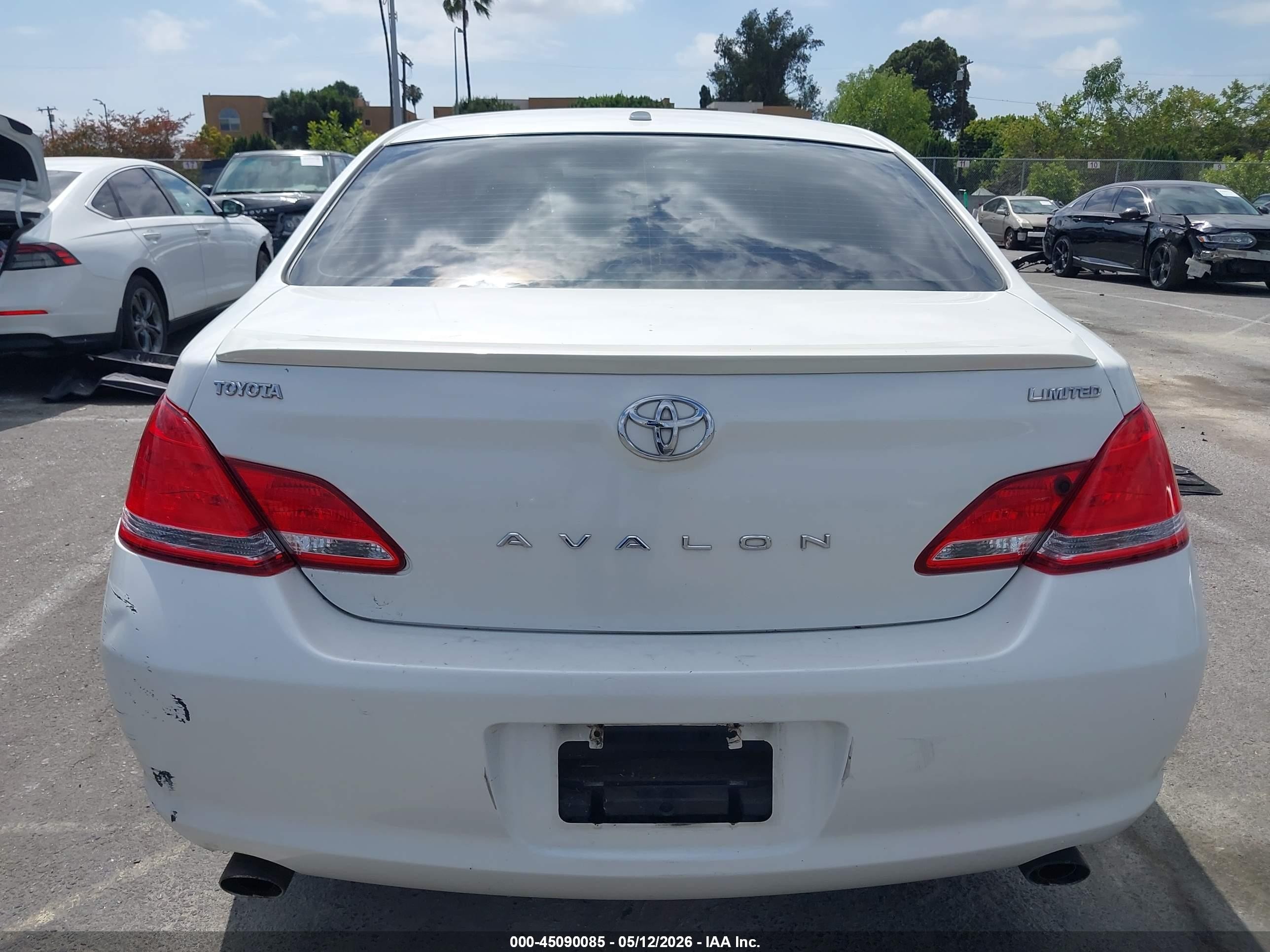 2010 Toyota Avalon Limited White vin: 4T1BK3DB0AU370547