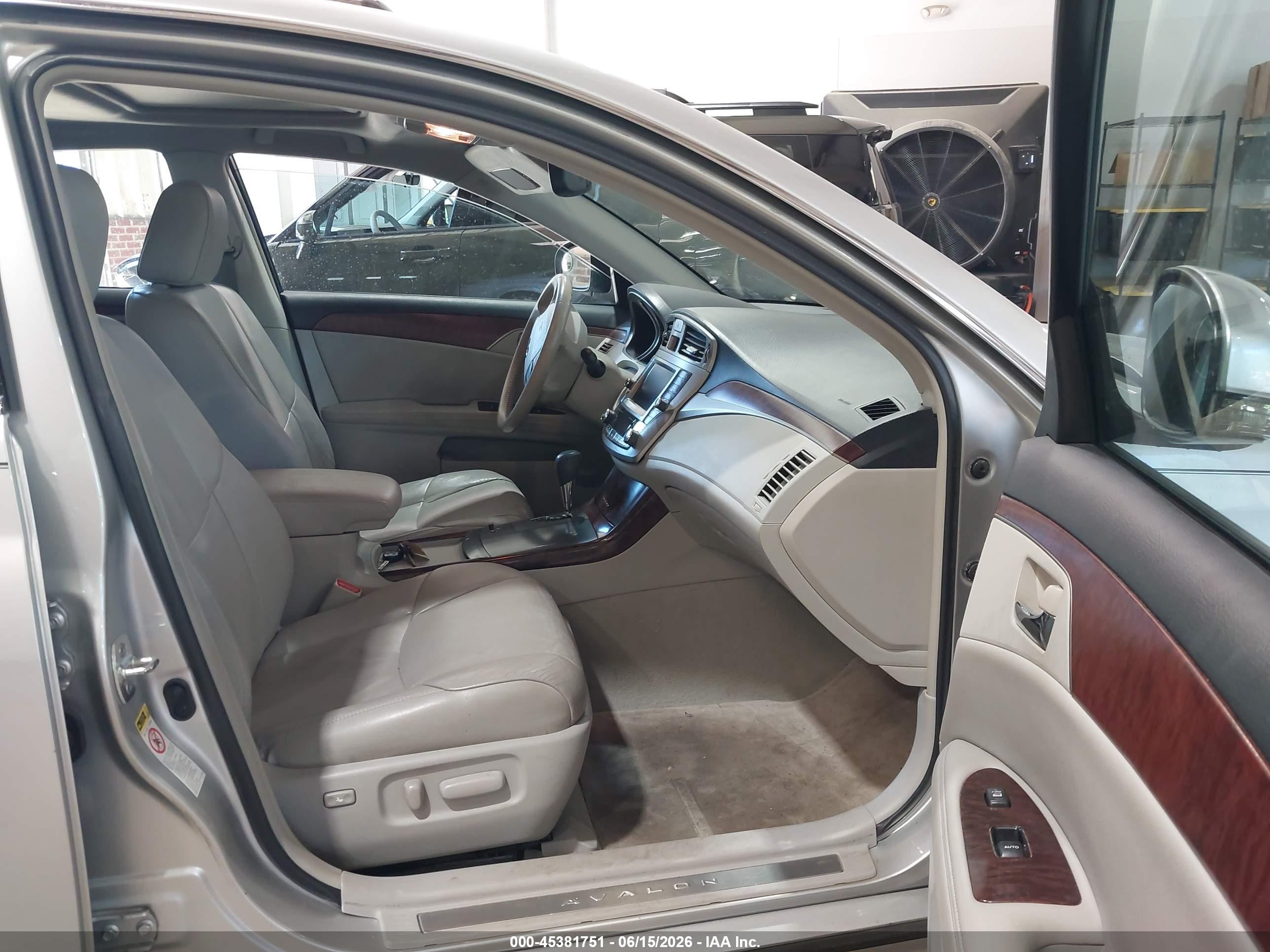 2012 Toyota Avalon   Серебряный vin: 4T1BK3DB0CU465368