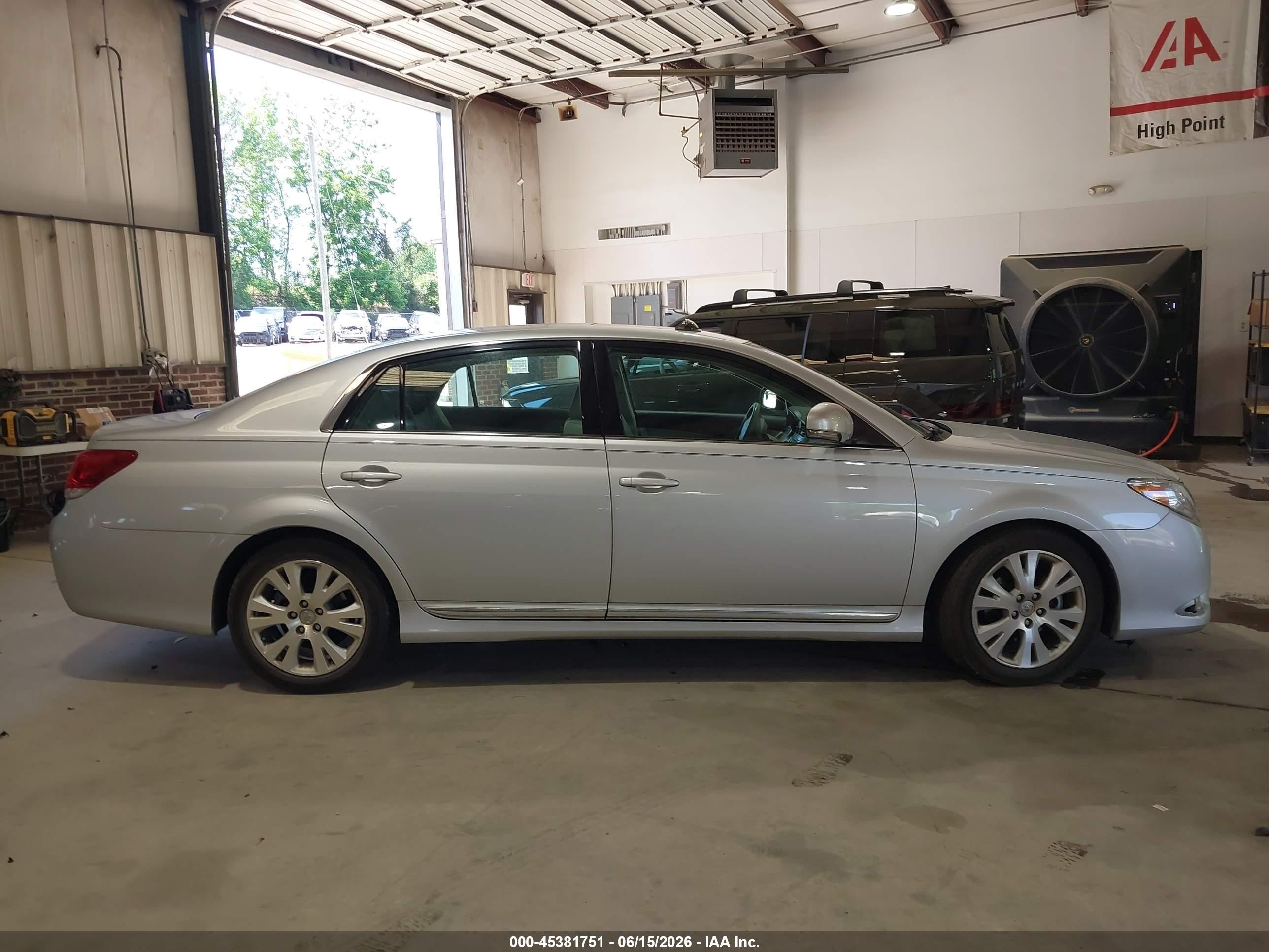 2012 Toyota Avalon   Серебряный vin: 4T1BK3DB0CU465368