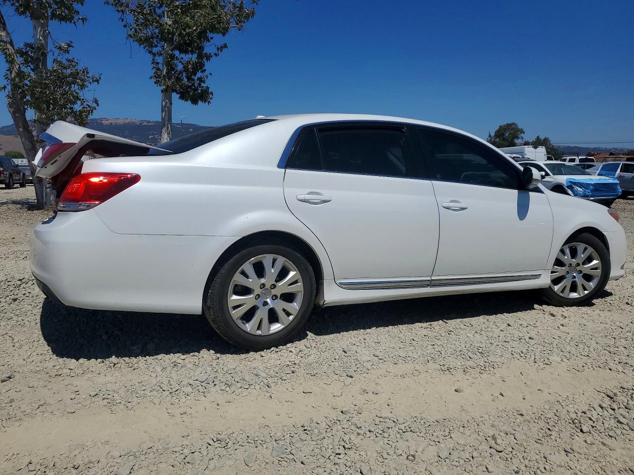 2011 Toyota Avalon Base White vin: 4T1BK3DB3BU371869