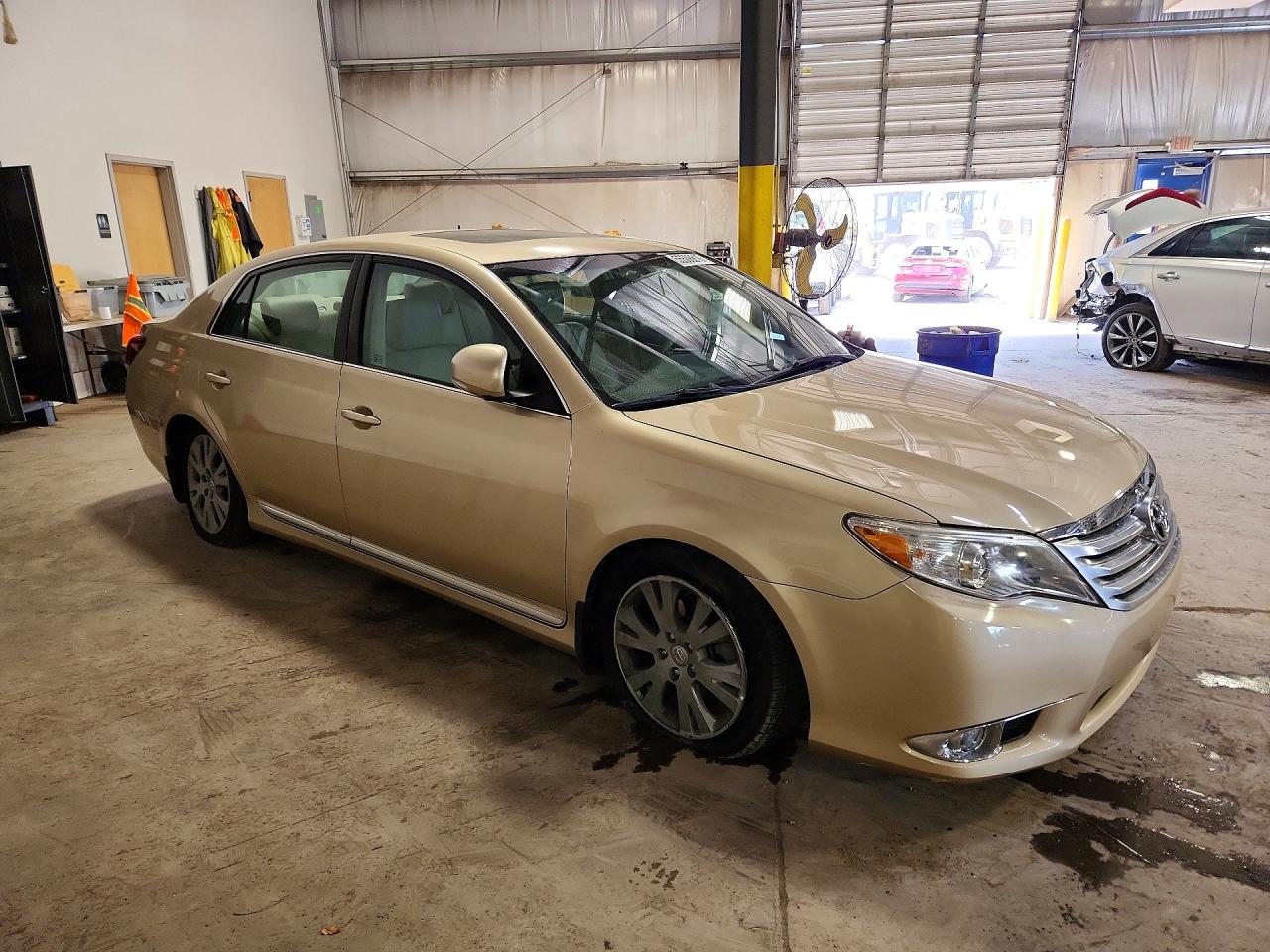 2011 Toyota Avalon Base Желто-коричневый vin: 4T1BK3DB3BU390728