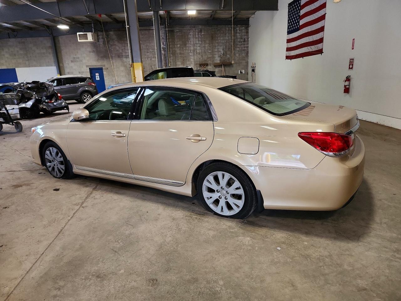 2011 Toyota Avalon Base Желто-коричневый vin: 4T1BK3DB3BU390728