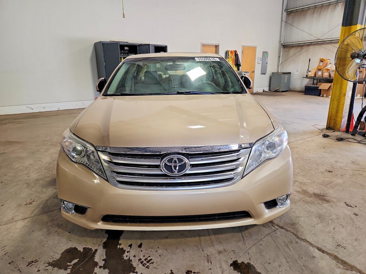 2011 Toyota Avalon Base Желто-коричневый vin: 4T1BK3DB3BU390728