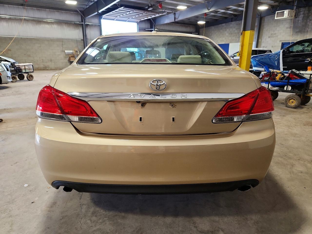 2011 Toyota Avalon Base Желто-коричневый vin: 4T1BK3DB3BU390728