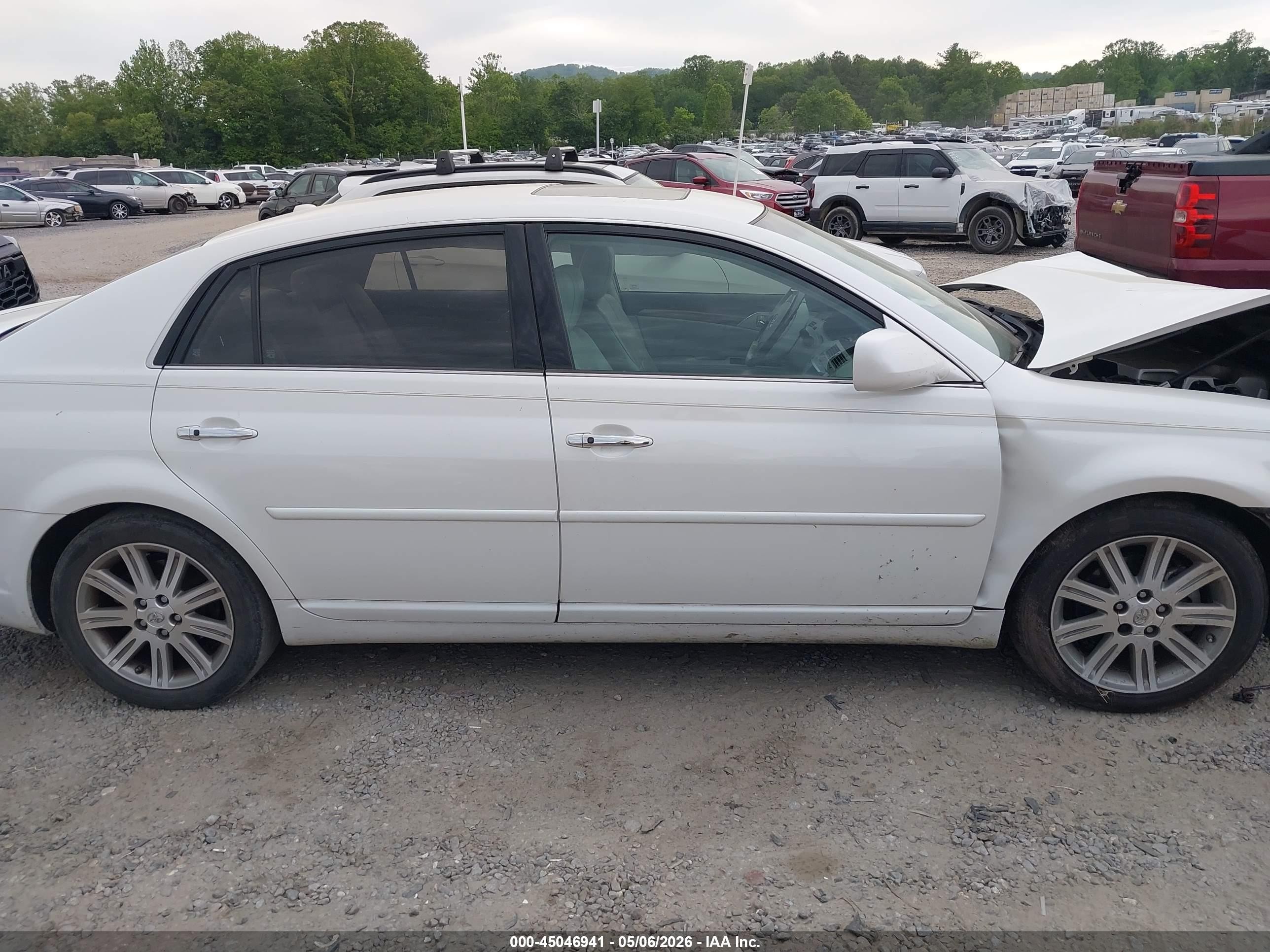 2010 Toyota Avalon Limited White vin: 4T1BK3DB5AU360225