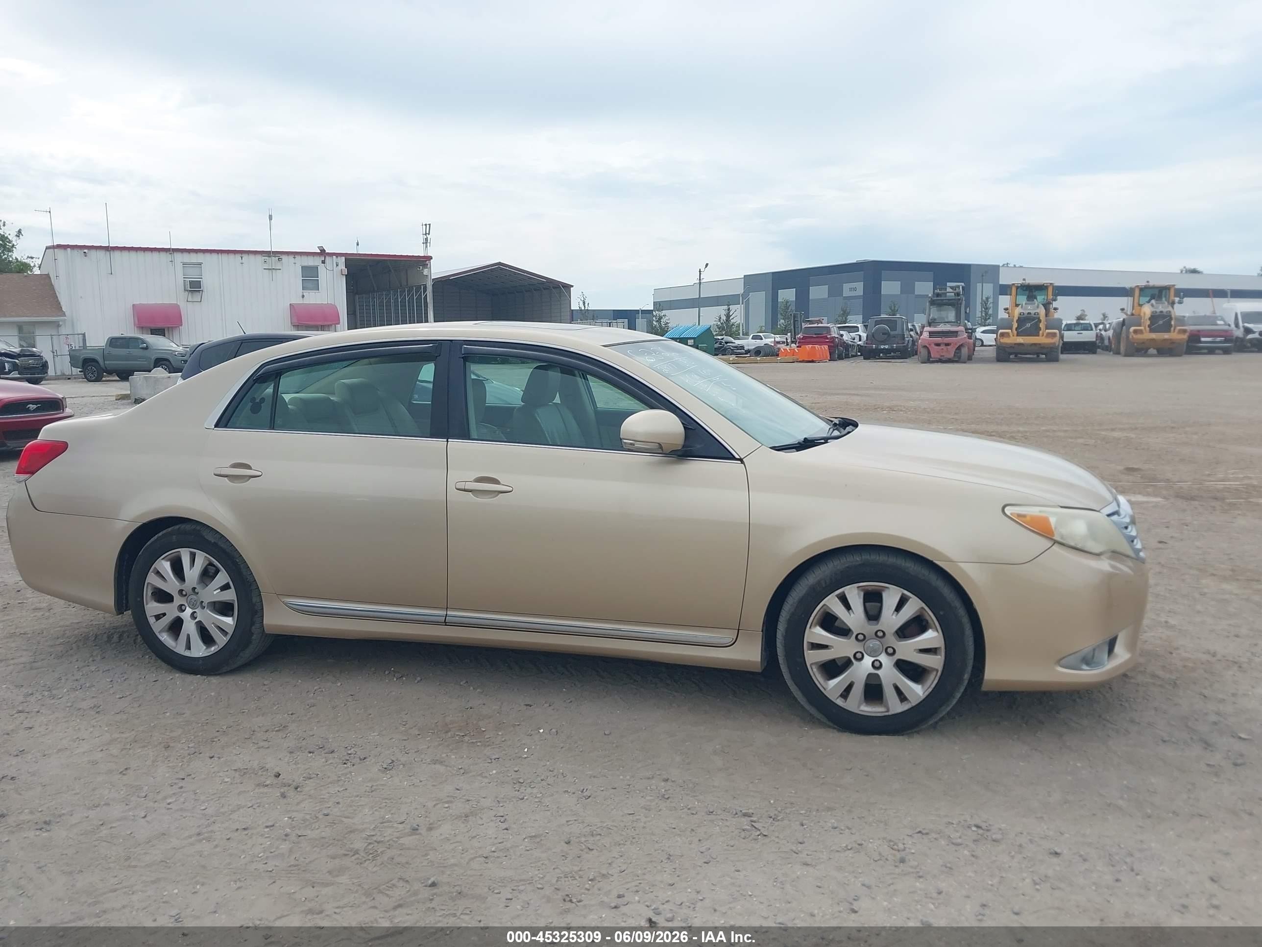 2011 Toyota Avalon   Золотой vin: 4T1BK3DB5BU394182