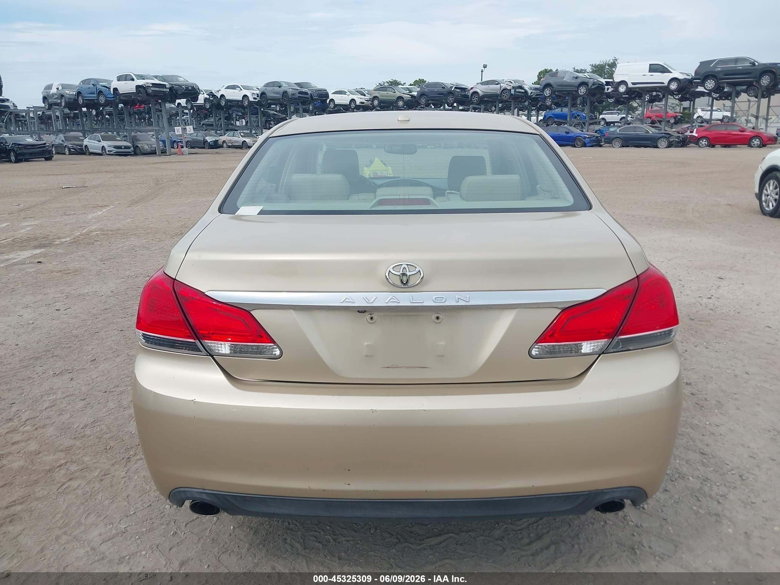 2011 Toyota Avalon   Золотой vin: 4T1BK3DB5BU394182
