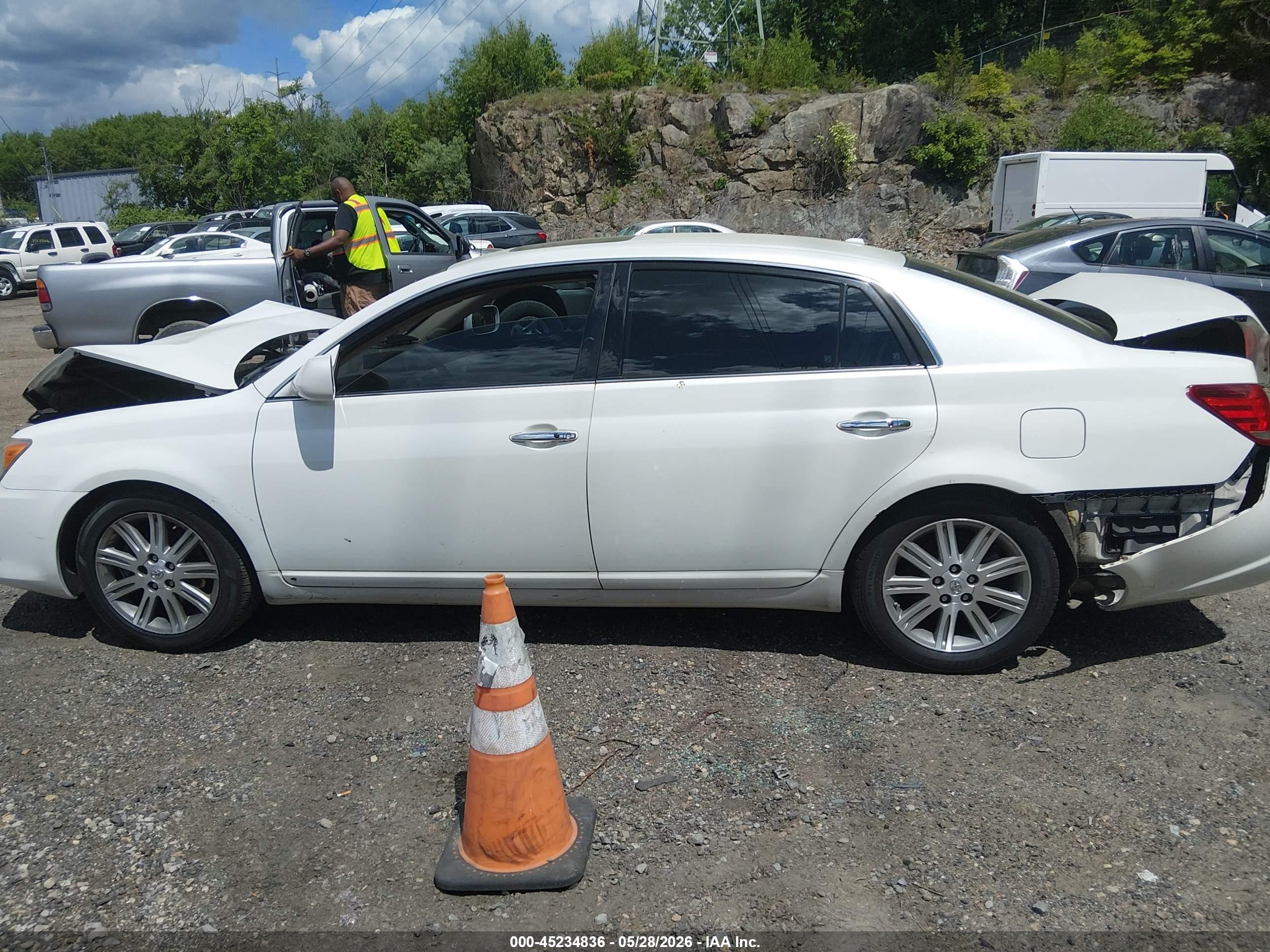 2010 Toyota Avalon Limited White vin: 4T1BK3DB6AU353400