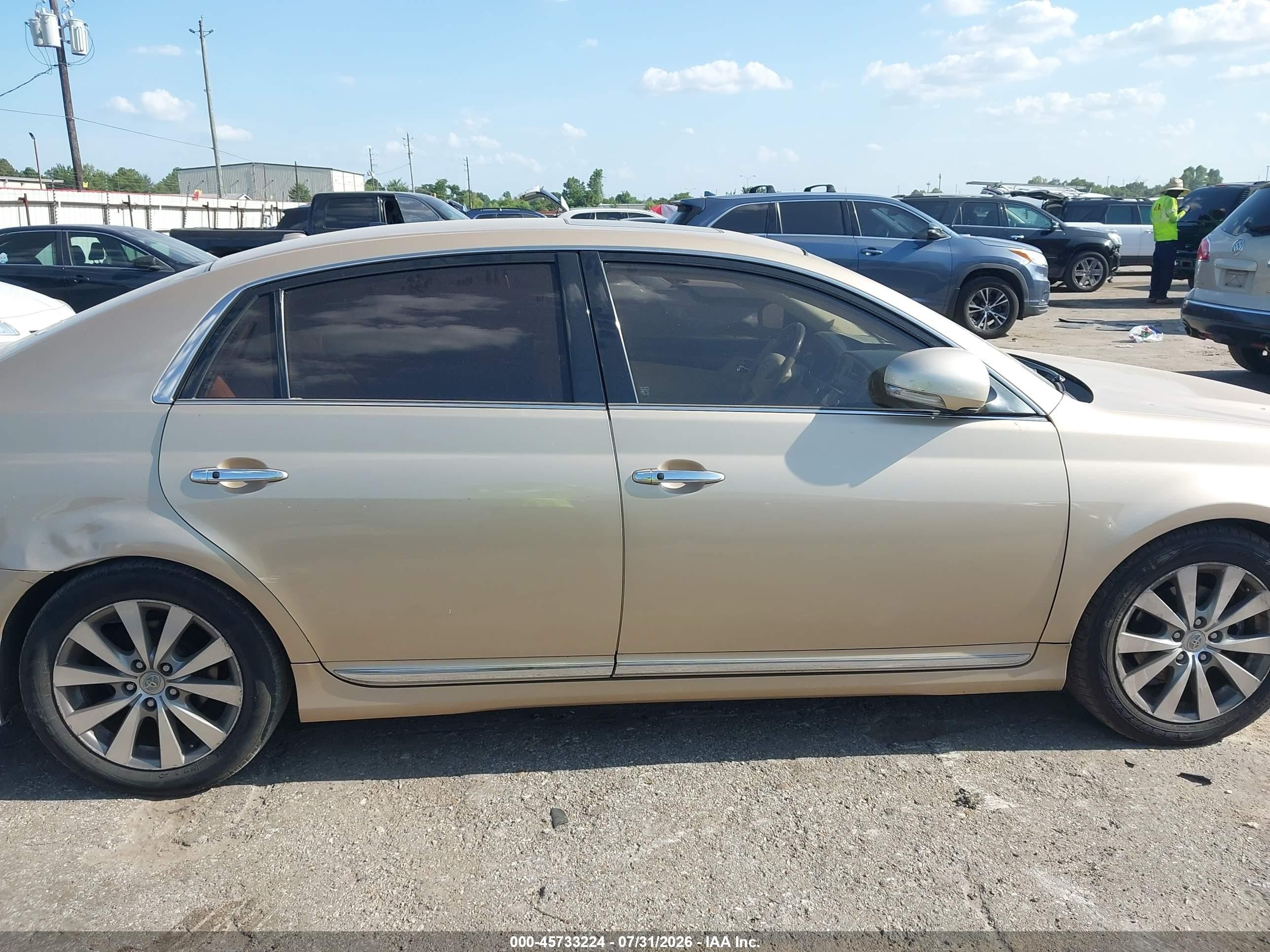 2011 Toyota Avalon Limited Золотой vin: 4T1BK3DB6BU397026
