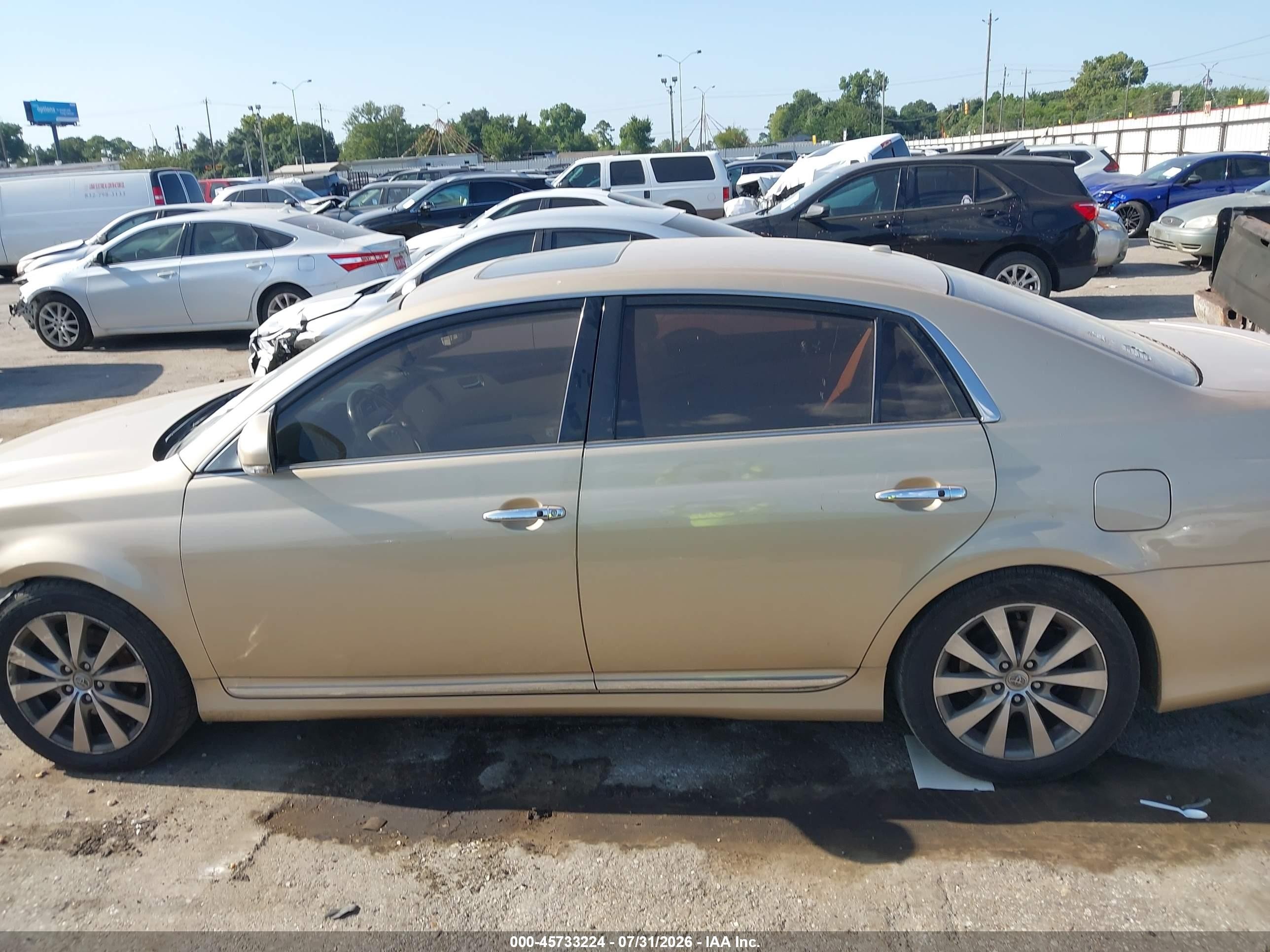 2011 Toyota Avalon Limited Золотой vin: 4T1BK3DB6BU397026
