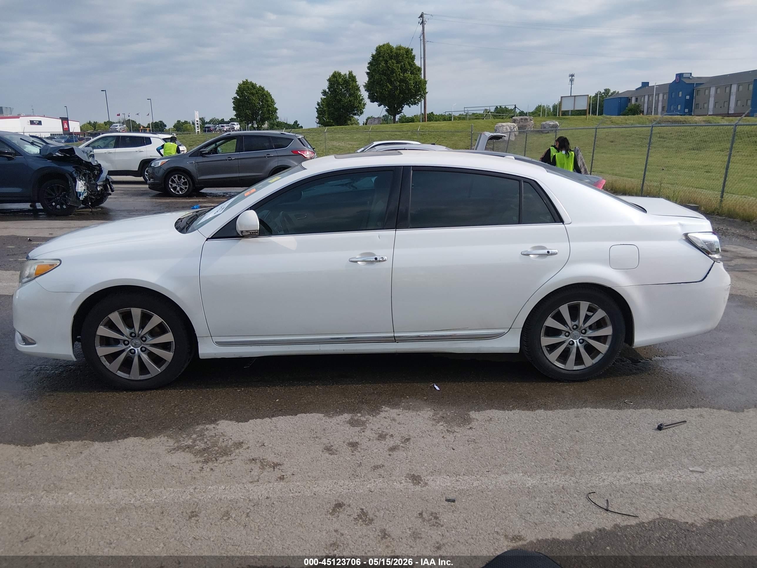 2012 Toyota Avalon Limited White vin: 4T1BK3DB6CU470137