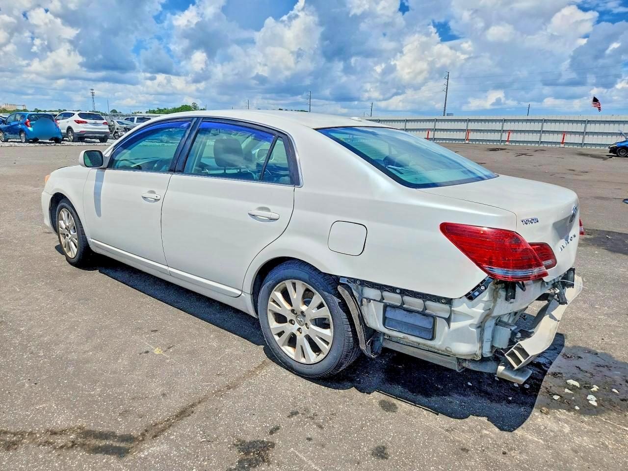 2010 Toyota Avalon Xls White vin: 4T1BK3DB7AU352370