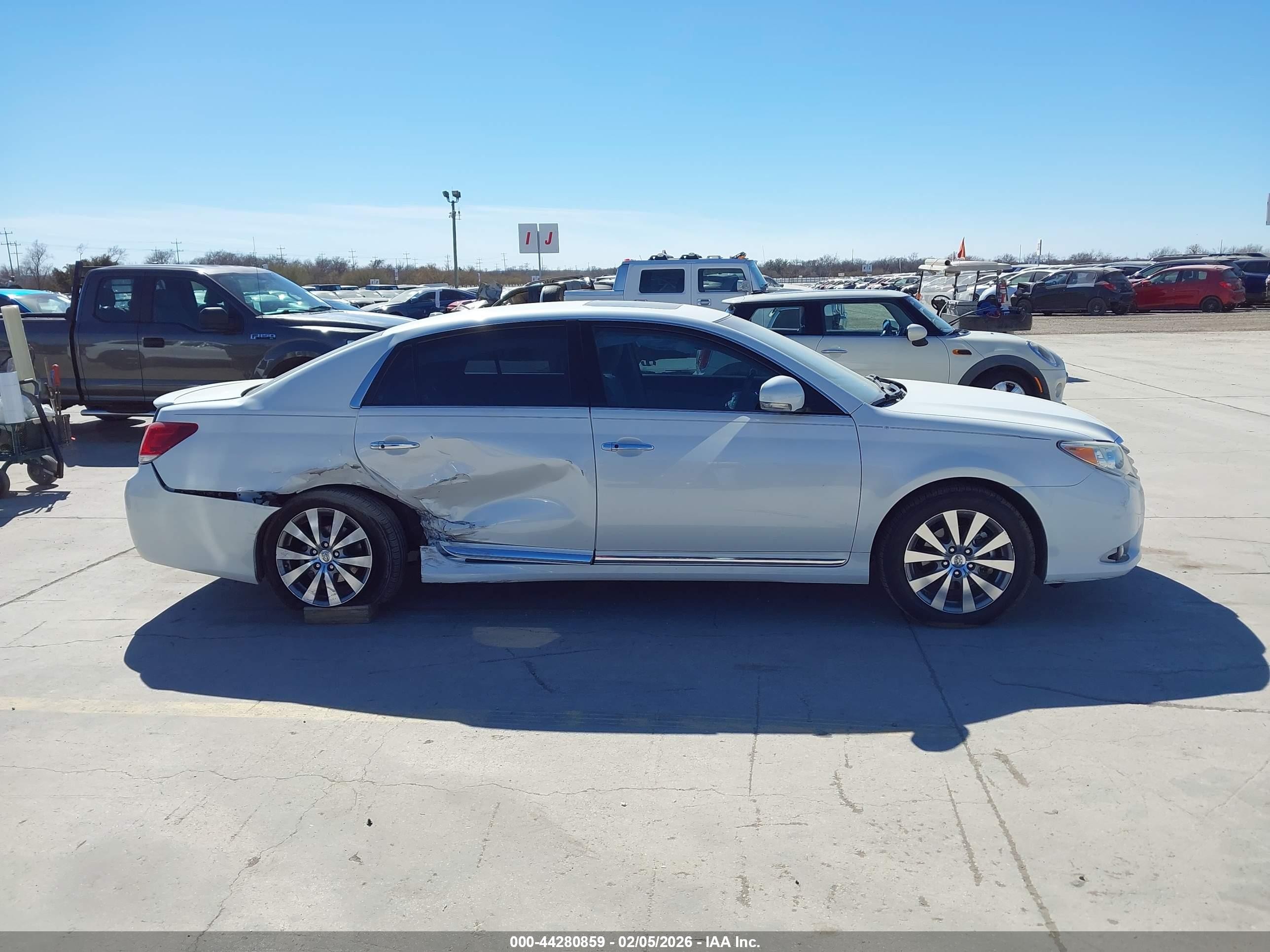 2011 Toyota Avalon Limited White vin: 4T1BK3DB8BU404087
