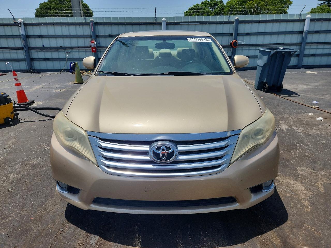 2011 Toyota Avalon Base Желто-коричневый vin: 4T1BK3DBXBU378091