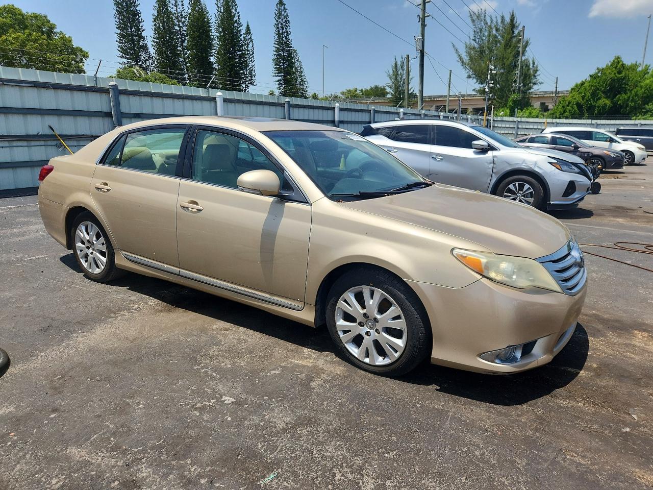 2011 Toyota Avalon Base Желто-коричневый vin: 4T1BK3DBXBU378091