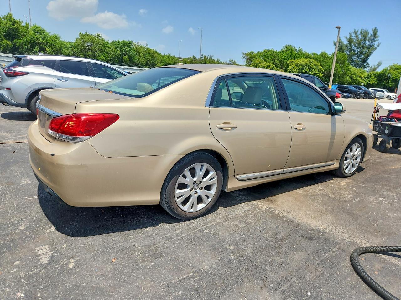 2011 Toyota Avalon Base Желто-коричневый vin: 4T1BK3DBXBU378091