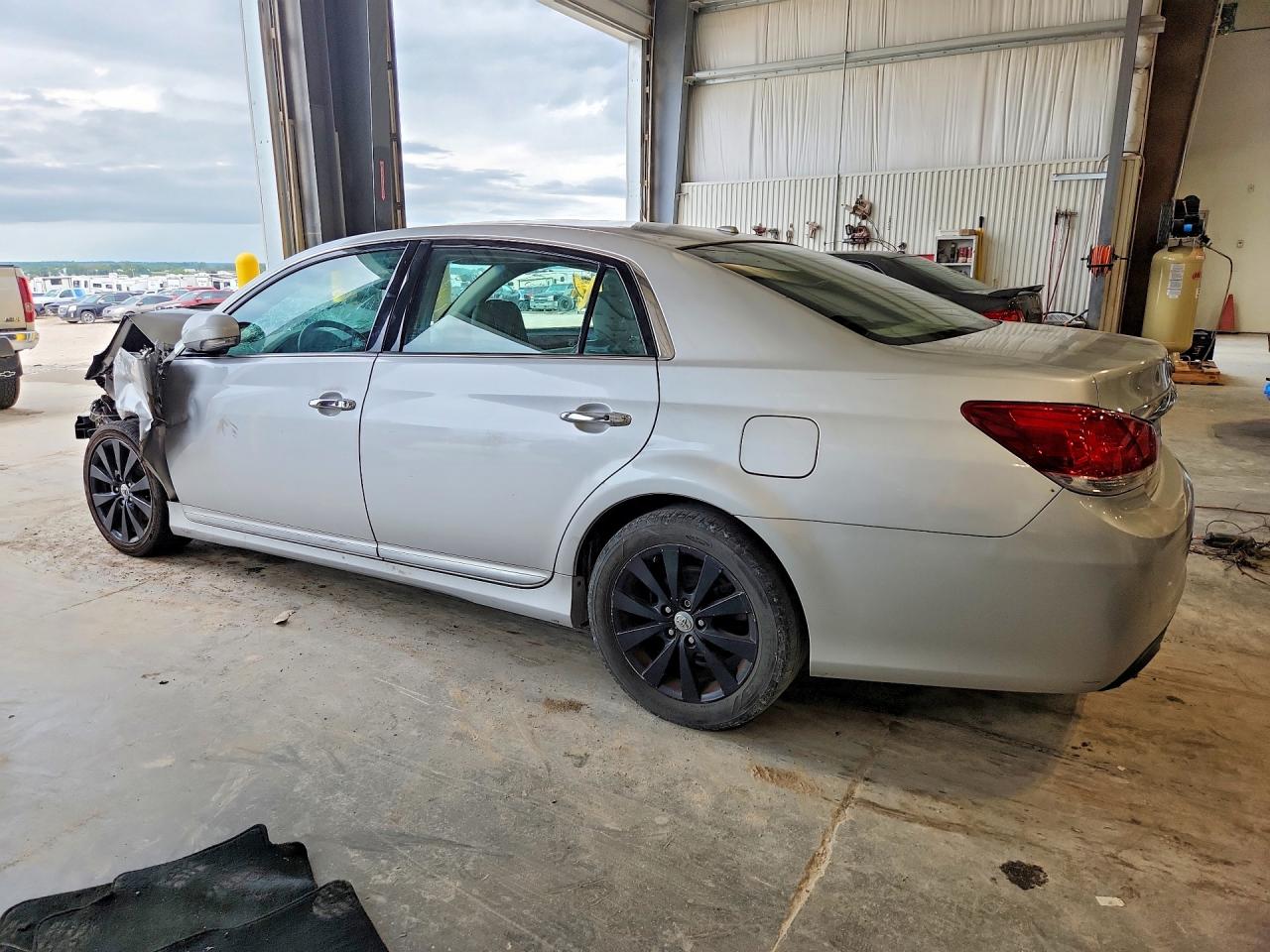 2011 Toyota Avalon Limited Серебряный vin: 4T1BK3DBXBU402888
