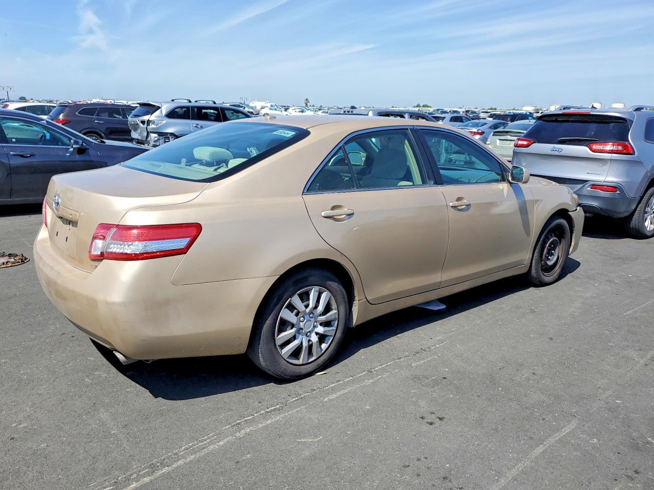 2010 Toyota Camry Le V6 Gold vin: 4T1BK3EK2AU116076
