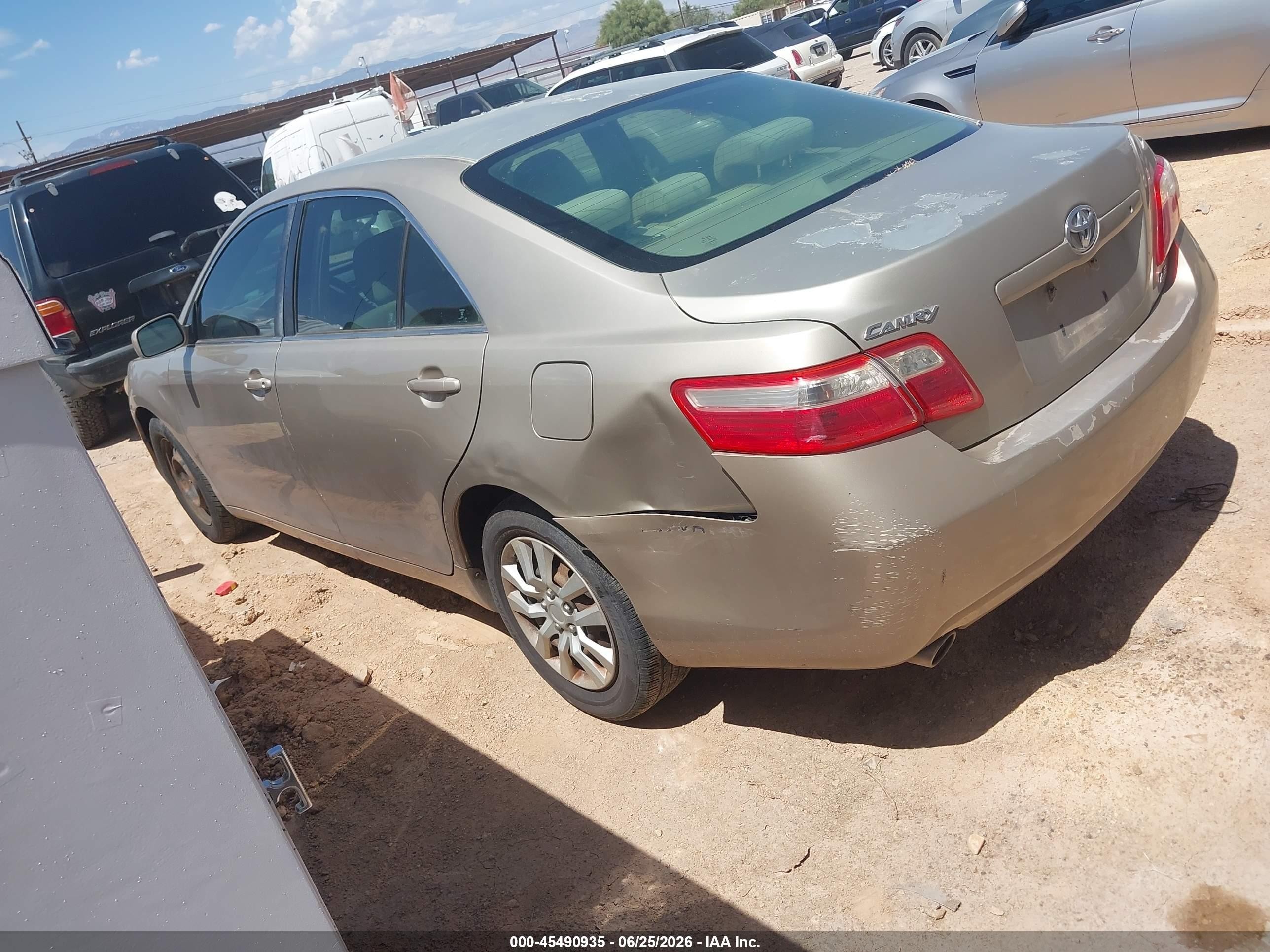 2008 Toyota Camry Le Gold vin: 4T1BK46K28U568558