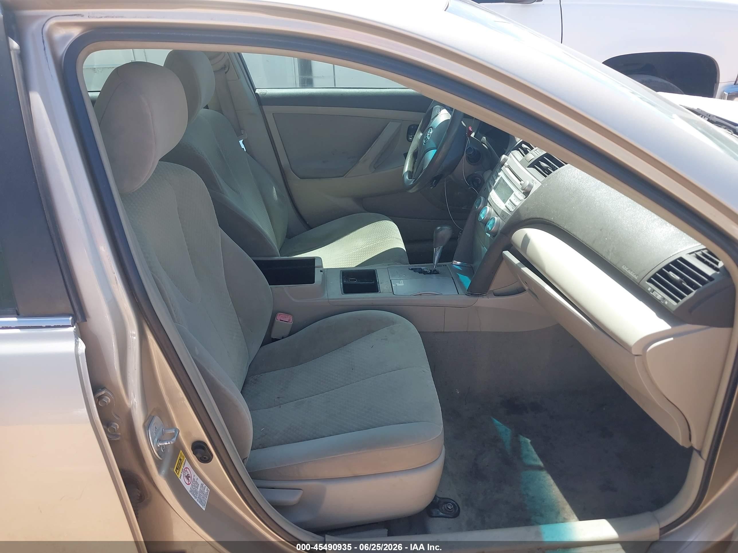 2008 Toyota Camry Le Gold vin: 4T1BK46K28U568558