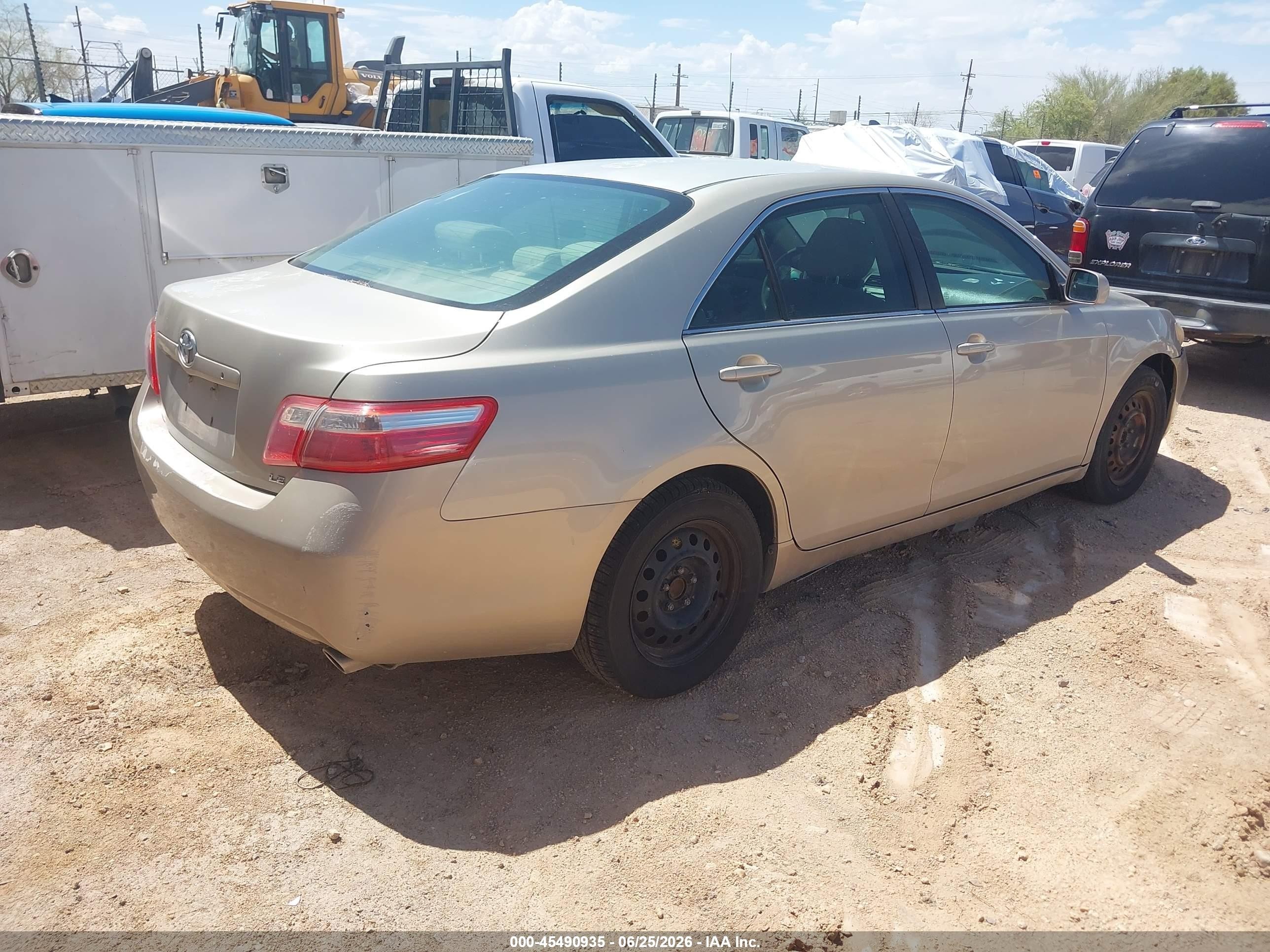 2008 Toyota Camry Le Gold vin: 4T1BK46K28U568558