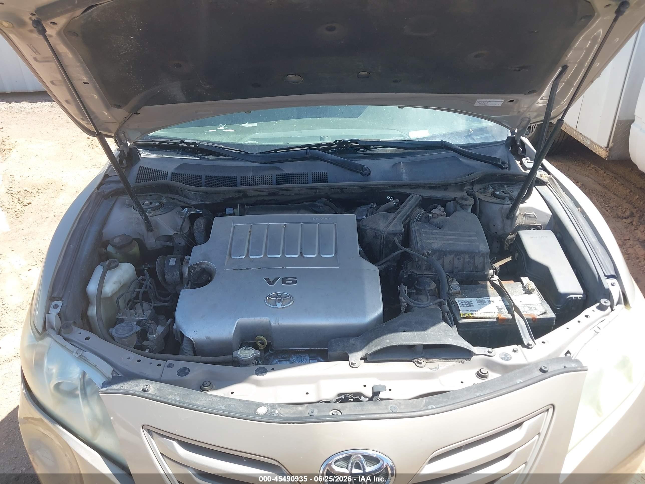 2008 Toyota Camry Le Gold vin: 4T1BK46K28U568558