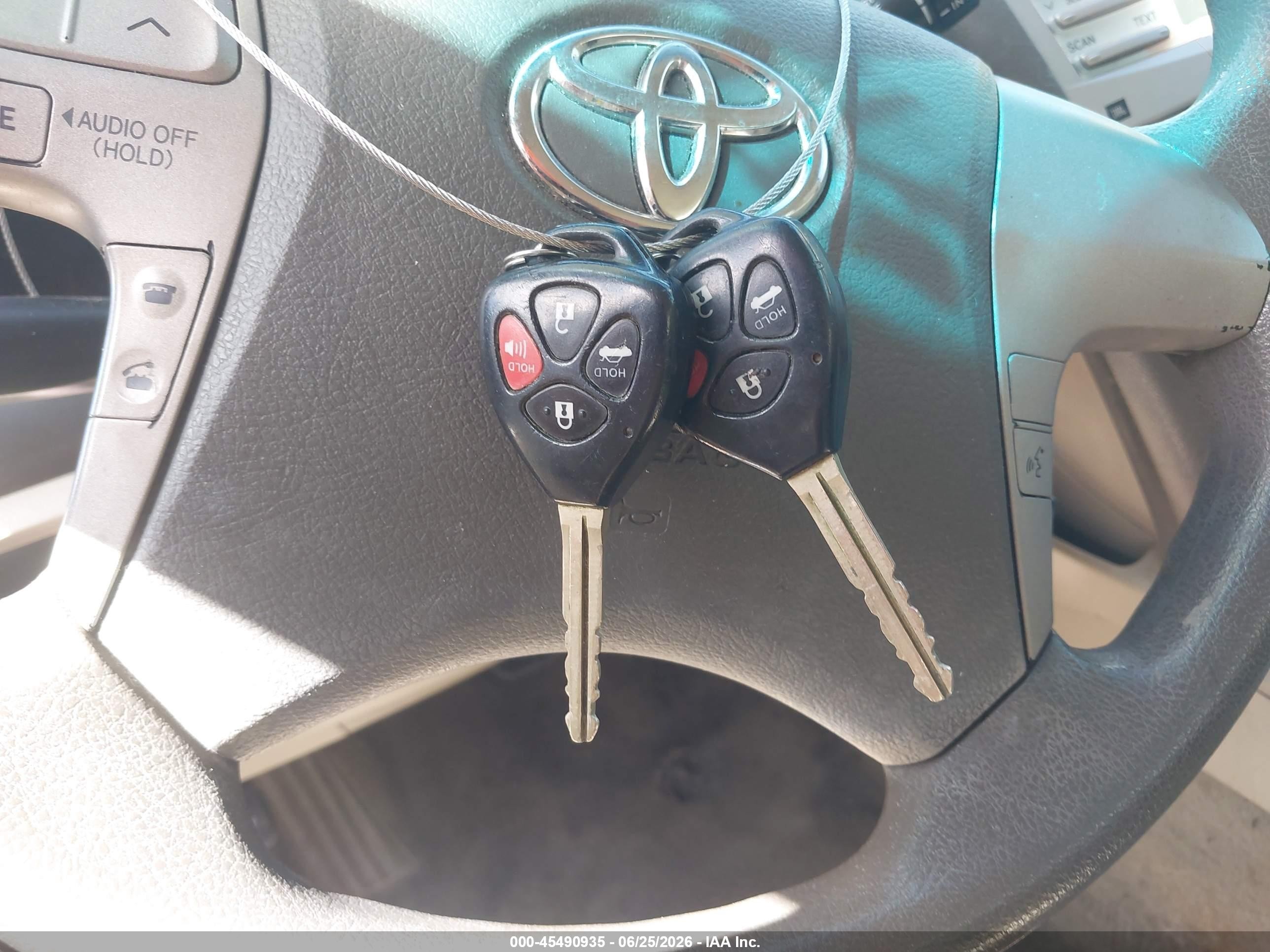 2008 Toyota Camry Le Gold vin: 4T1BK46K28U568558