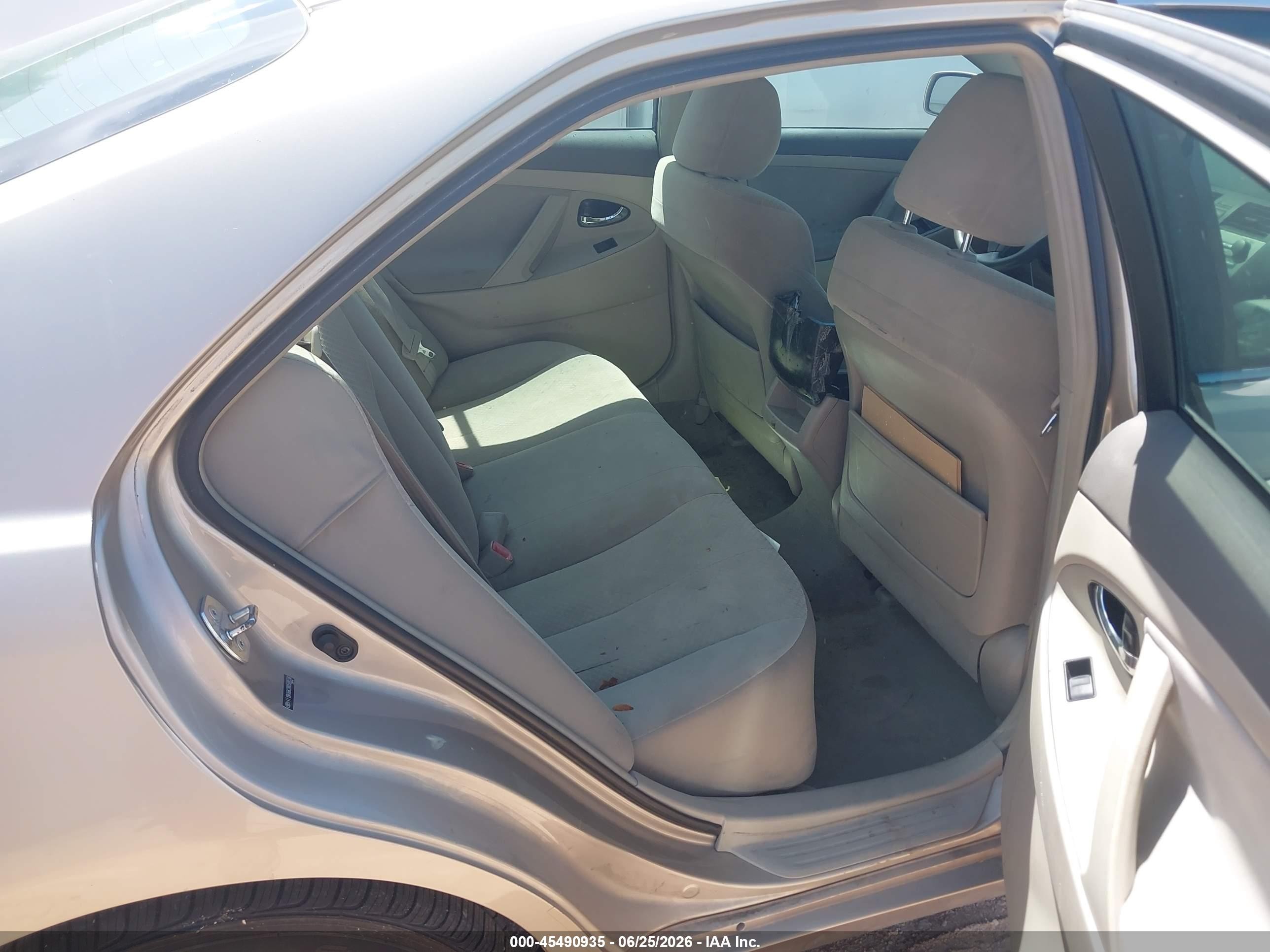 2008 Toyota Camry Le Gold vin: 4T1BK46K28U568558