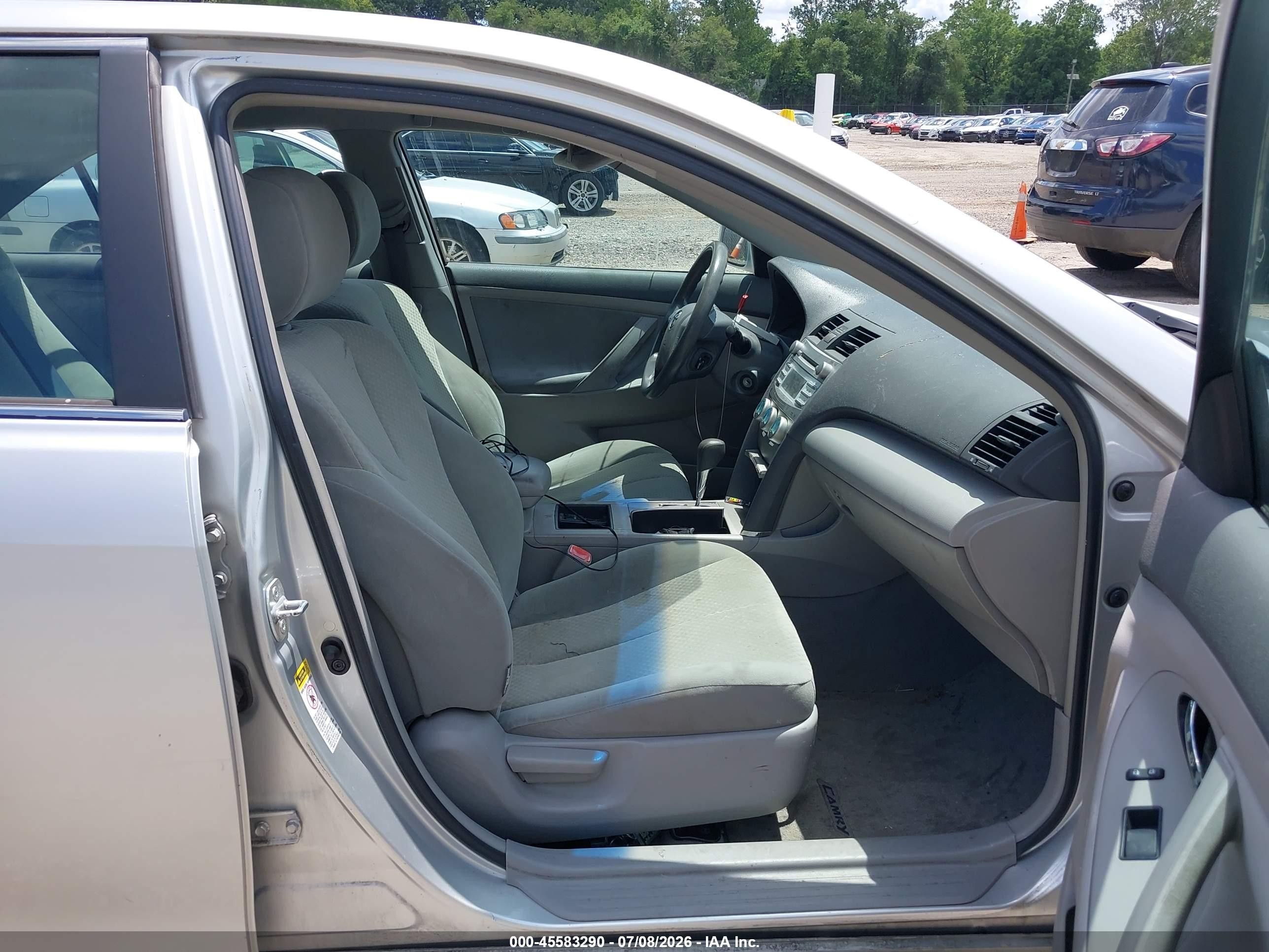 2008 Toyota Camry Le Silver vin: 4T1BK46KX8U565360