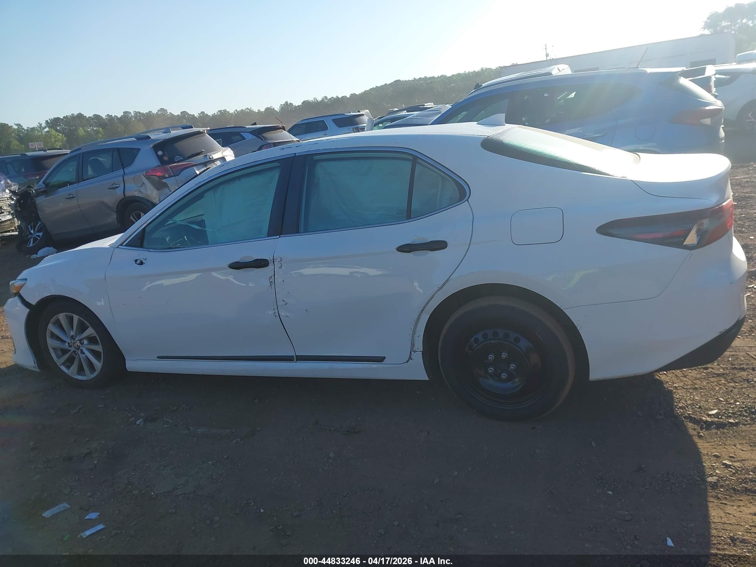 2022 Toyota Camry Le Белый vin: 4T1C11AK0NU633433